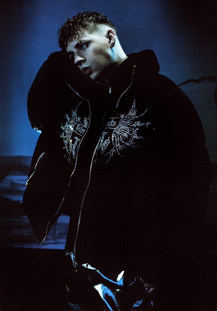 753x1080  Страница 5 | одинокий мужчина 1080P, 2K, 4K, 5K HD обои скачать бесплатно, отсортировать по релевантности | Обои Блики