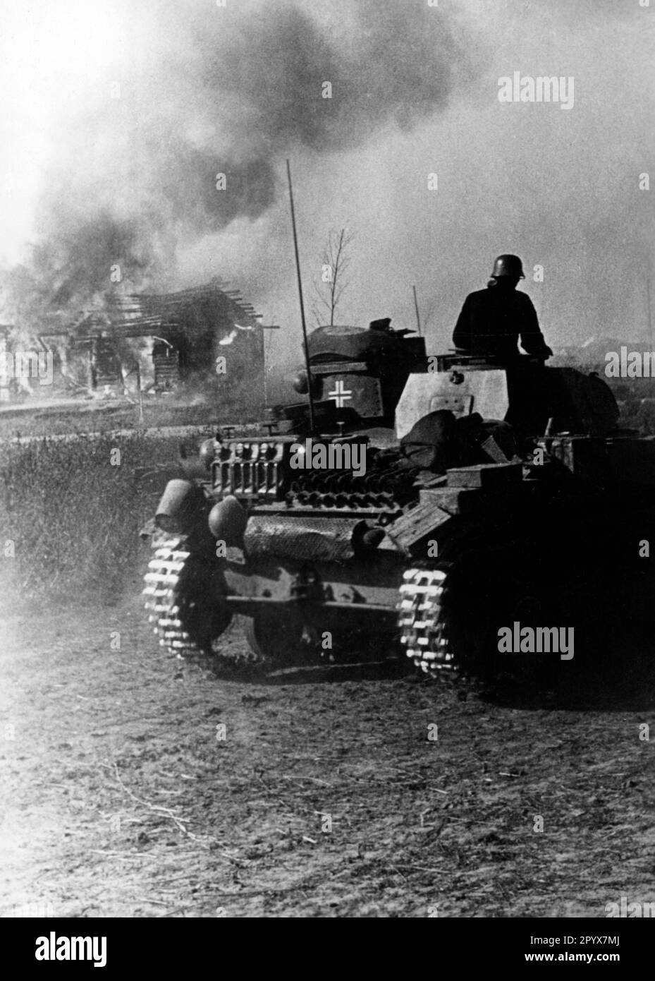 929x1390  Танковая дивизия Мардук — боевая машина черного металла