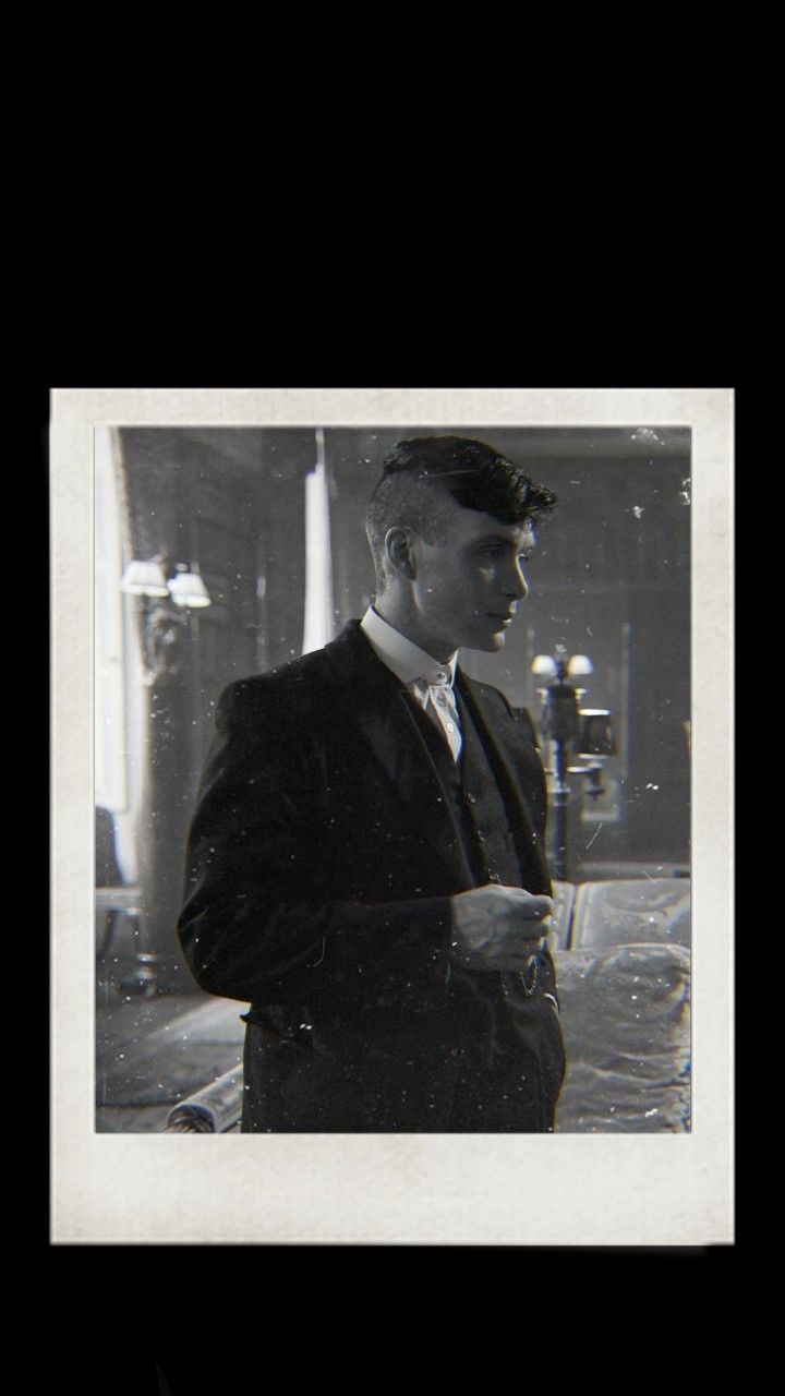 720x1280  Главная героиня в костюме из сериала «Острые козырьки», который ей идет 2K  загрузка обоев