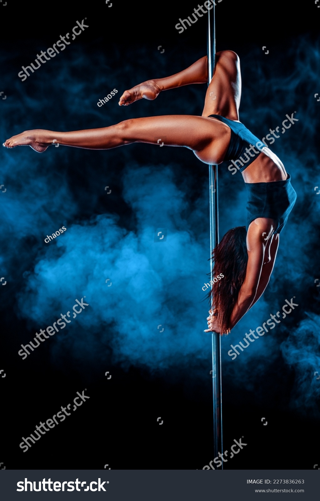 1022x1600  Черный силуэт танцовщицы в стиле Хэллоуина. Выполнение движений шеста перед рекой и звездами. Танцовщица на шесте перед космическим фоном с элементами Хэллоуина. Роялти-фри SVG, клипарты, векторы,