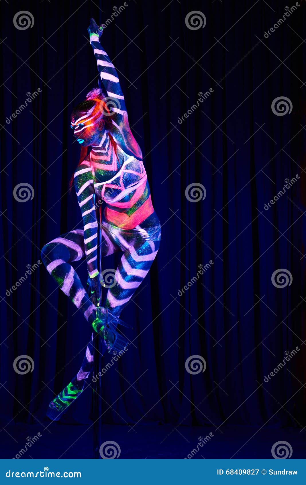 1068x1690  Премиум Фото | Сексуальная женщина на тренировке по танцам на шесте в классе. девушки с идеальным телом демонстрируют отличную растяжку