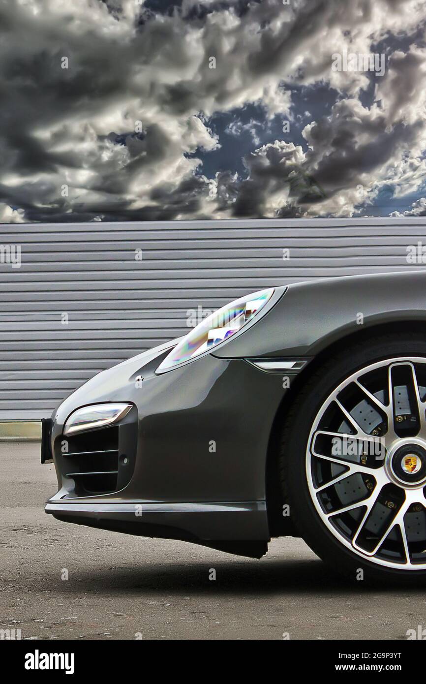 866x1390  Киев, Украина - 17 октября 2016 г.: Porsche 911 Turbo S на фоне неба. Серый спортивный автомобиль крупным планом Фото со стока - Alamy
