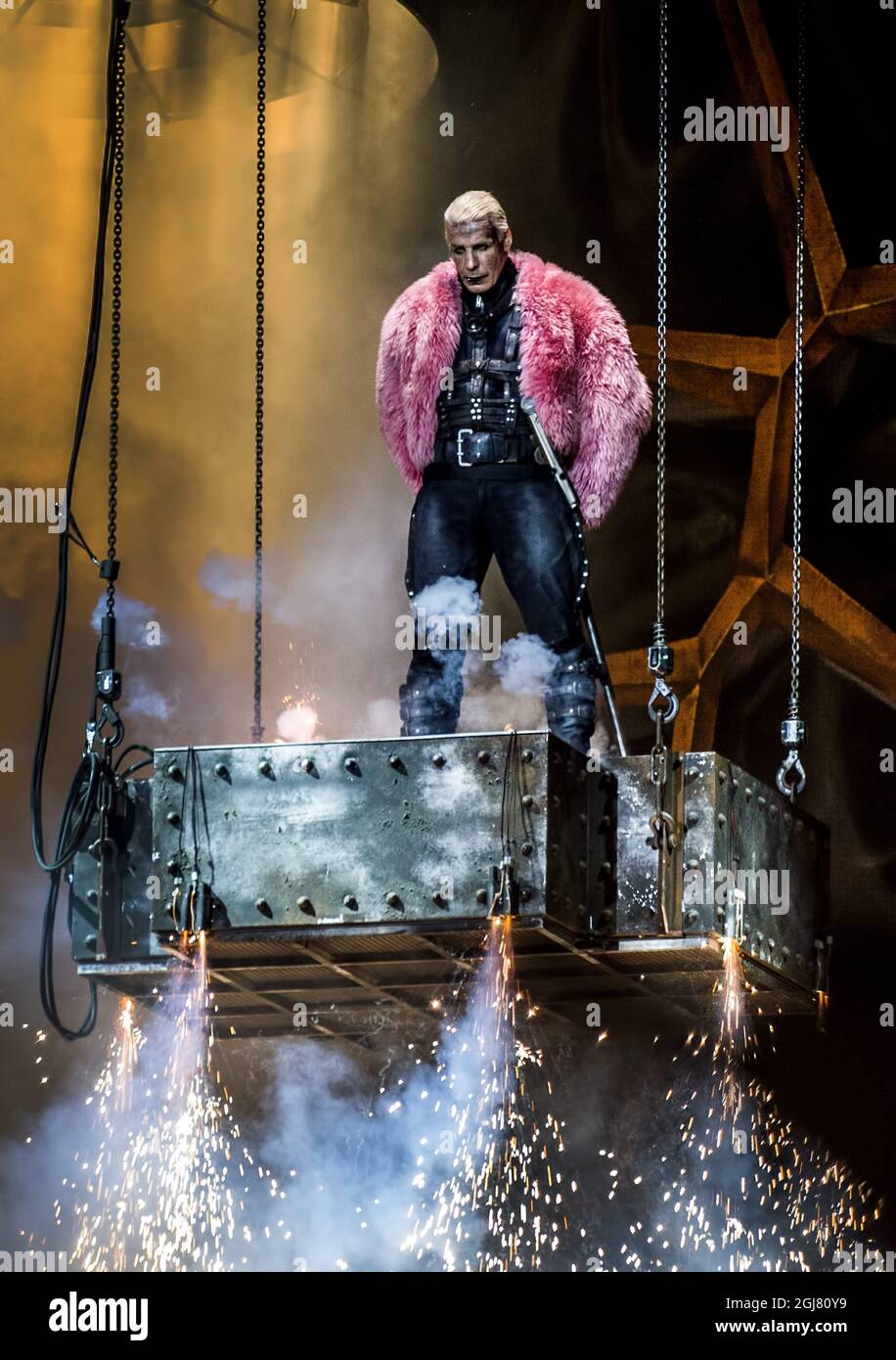 916x1390  стоковые фотографии и изображения Rammstein в высоком разрешении - Страница 3 - Alamy