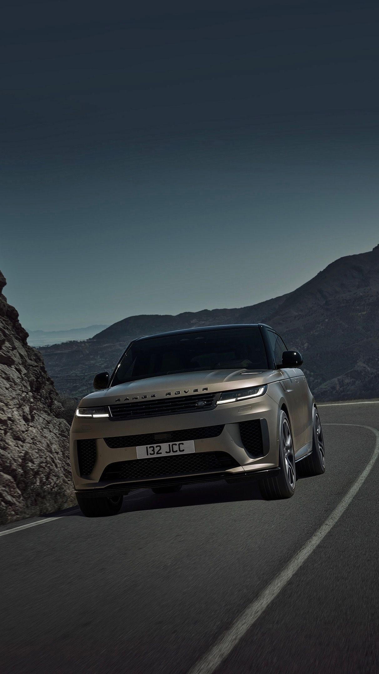 1212x2154  HD обои: Фотография мужчины, сидящего на белом Range Rover, взрослый, автомобиль | Обои Блики