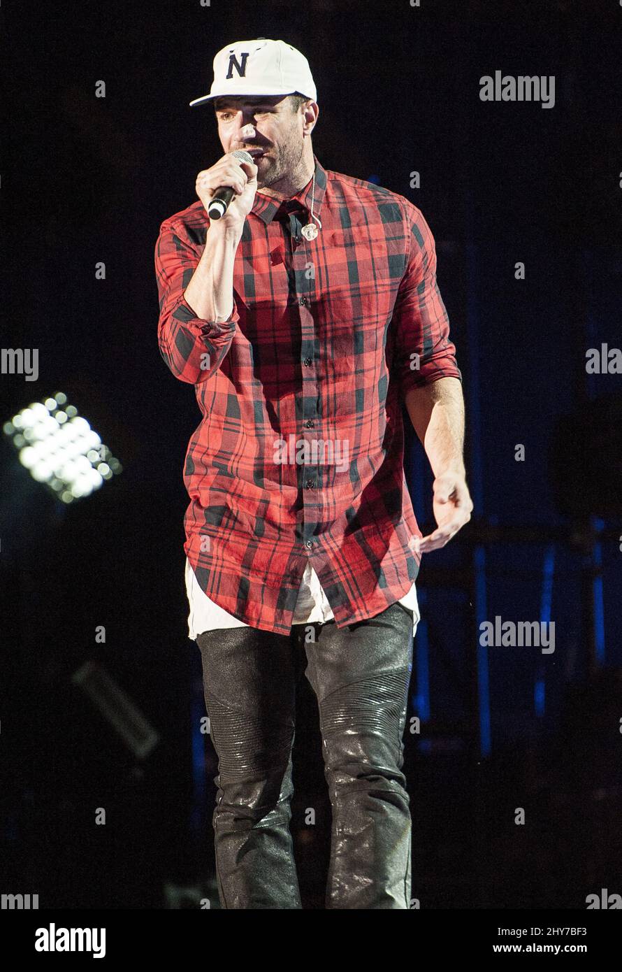 890x1390  Скачать обои «Сэм и Дин под звездами» | Обои.com