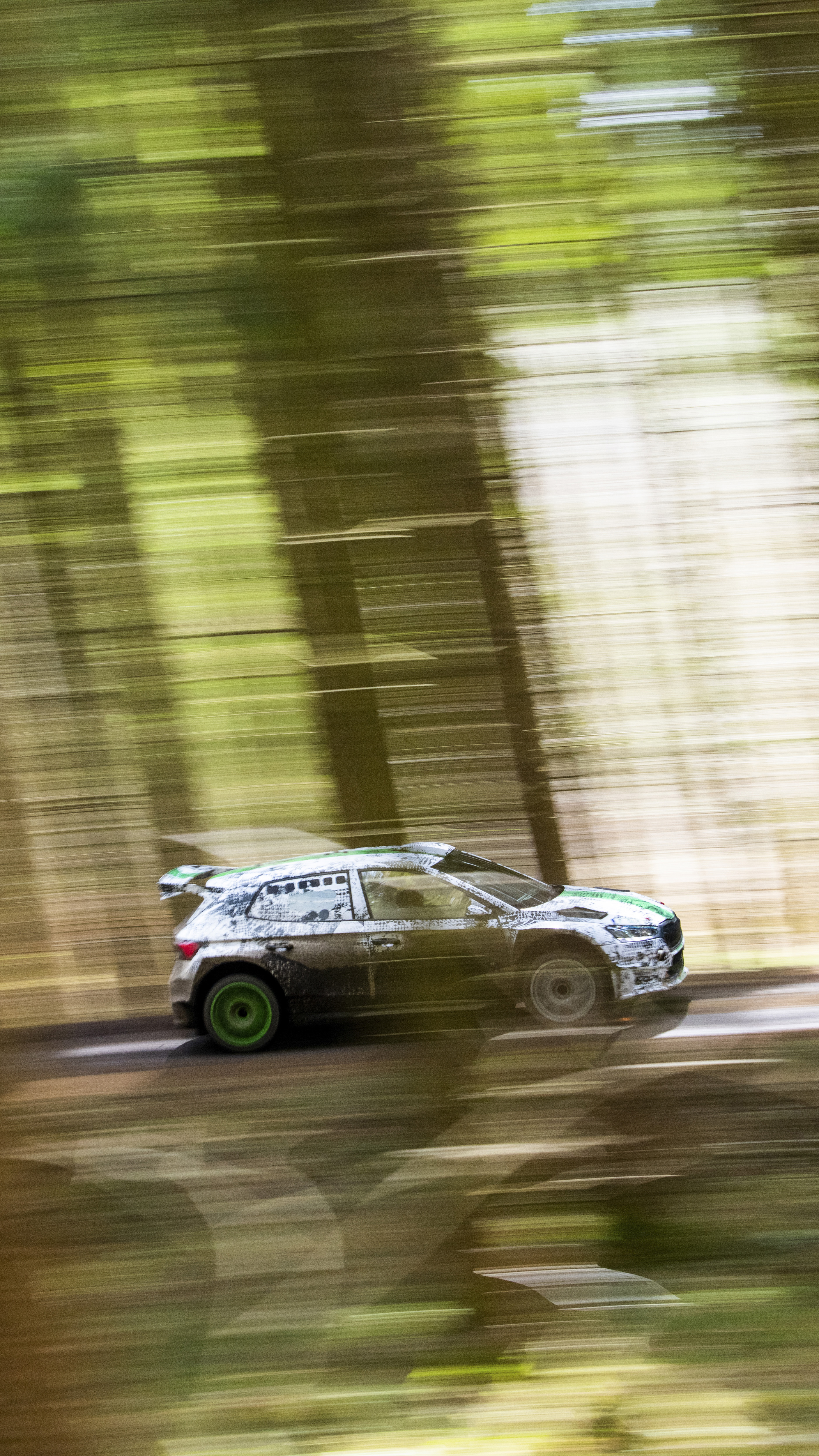 2813x5000  Спортивная программа для клиентов: круглосуточное обслуживание раллийных автомобилей - Škoda Storyboard