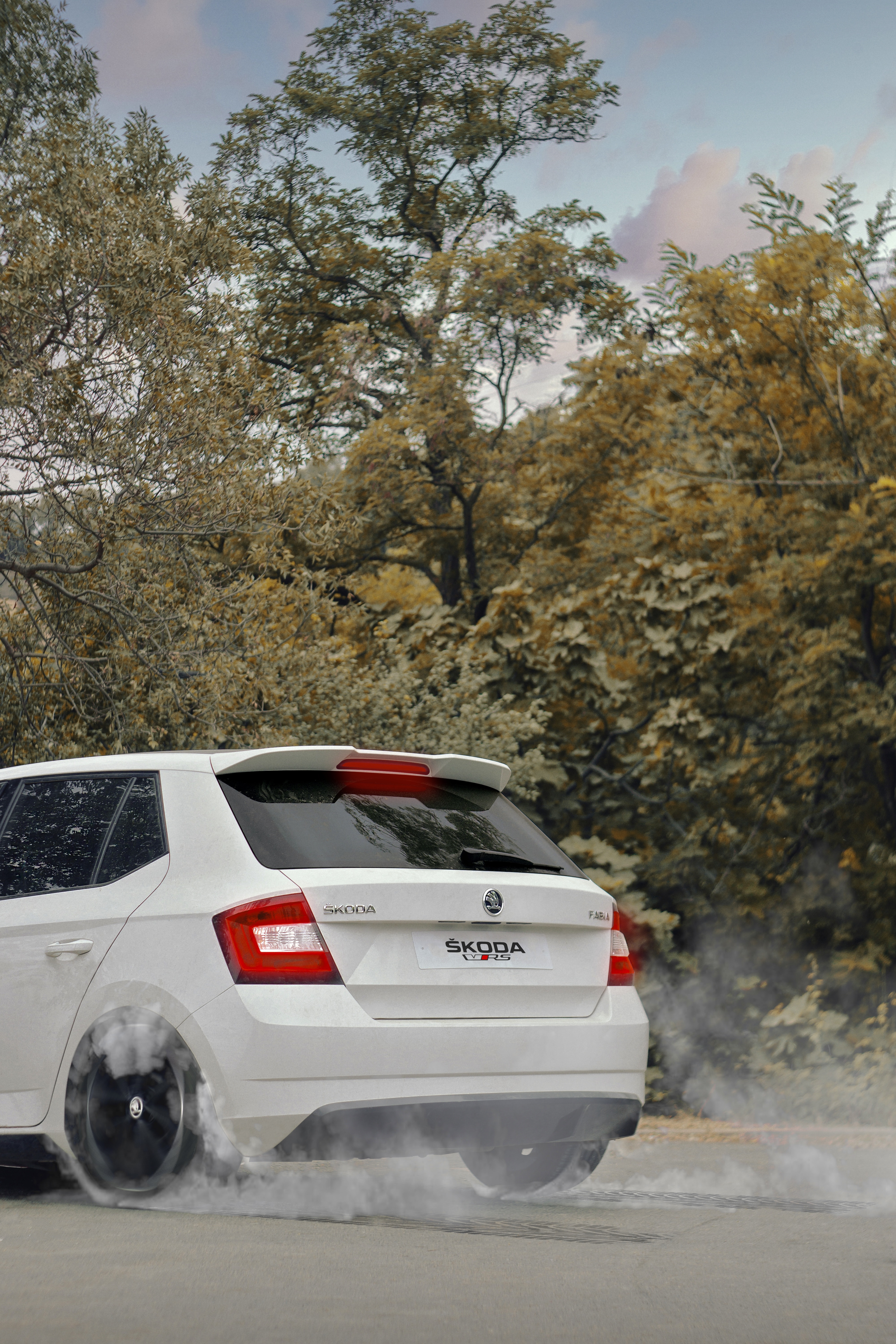 4000x6000  Белый внедорожник на дороге днем. Фото – бесплатное изображение Chrea на Unsplash