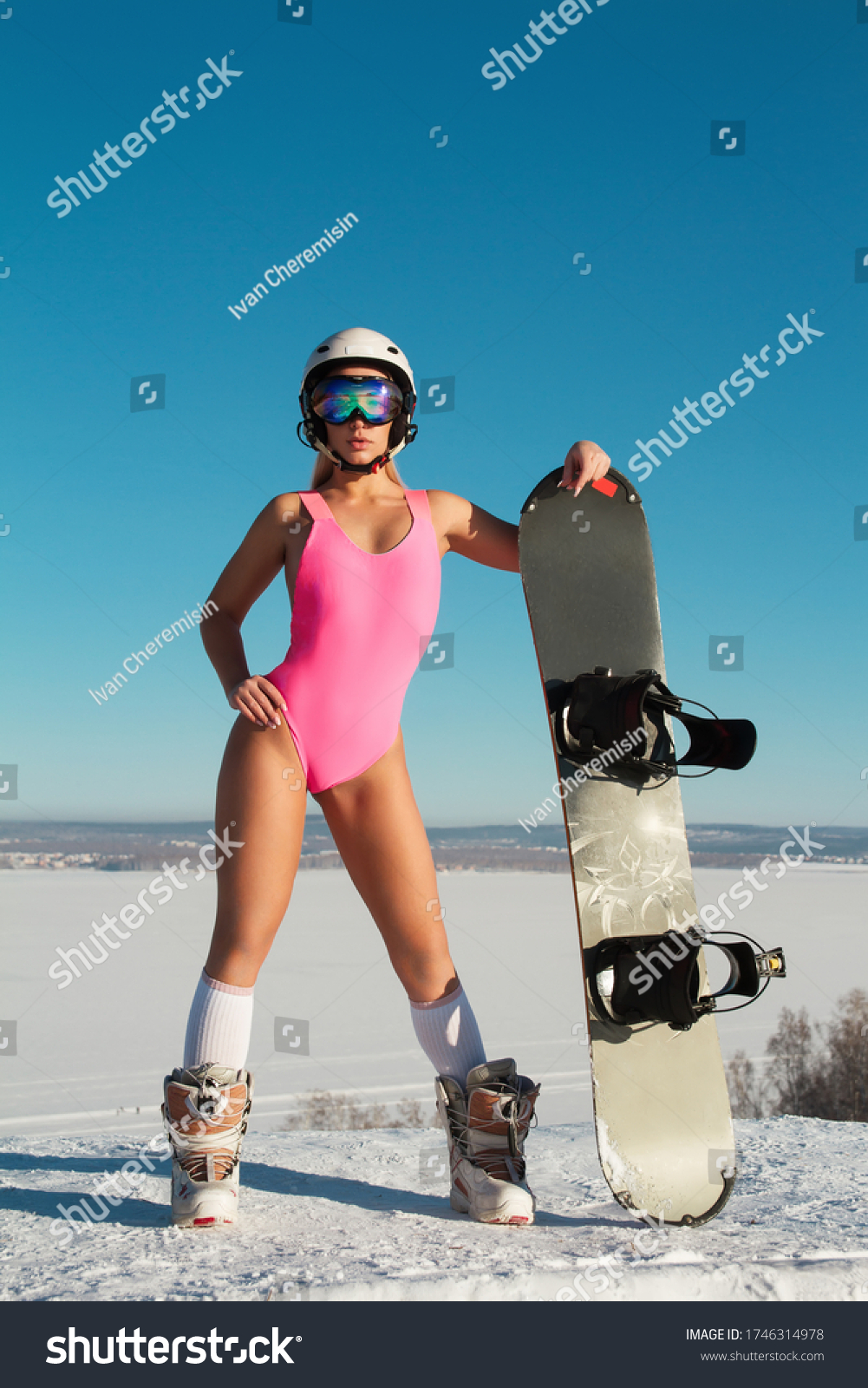 1001x1600  Красивая девушка в купальнике, сноуборде, зимнем лесу, падающем снегу, активный отдых на свежем воздухе Стоковое фото от ©My_inspiration 246809148