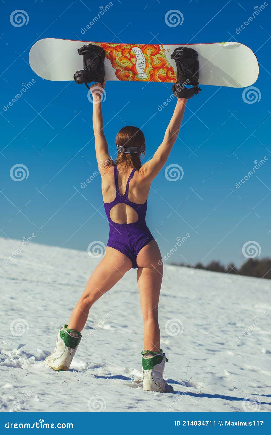 1051x1690  Сексуальная девушка со сноубордом в зимнем экстремальном спорте, женщина-сноубордистка, сноубордистка, сноуборд, зимний сезон | Премиум-Фото