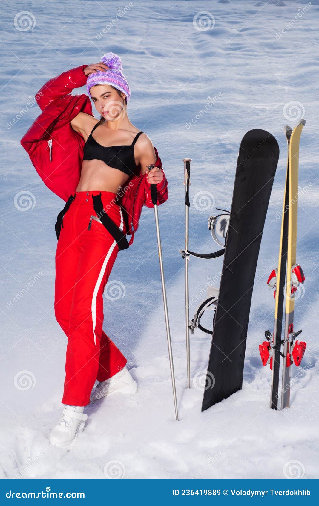 1068x1690  Молодая женщина в купальнике со сноубордом на склоне Стоковое фото ©Smile19 235259796