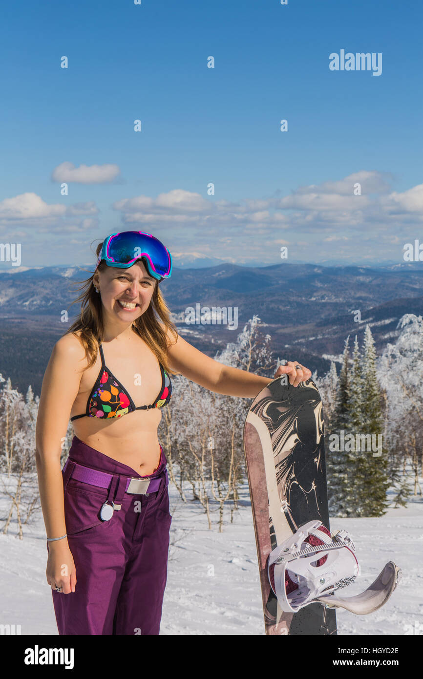 866x1390  Молодая счастливая красивая женщина, одетая в костюм супердевушки с красным плащом и сноубордом на снежном склоне Фото со стока - Alamy