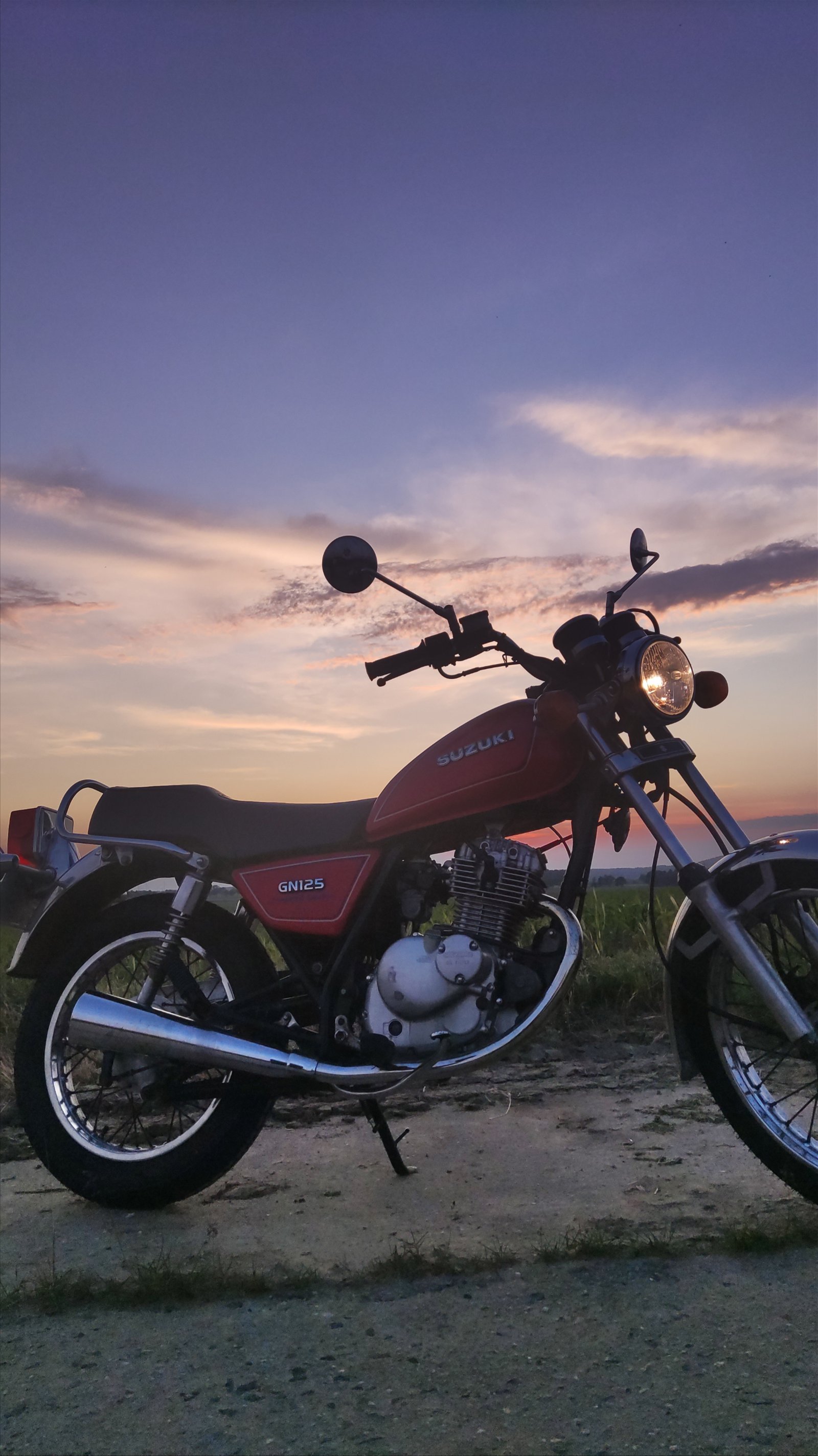 1600x2847  Черный и серебристый мотоцикл Cruiser на серой асфальтированной дороге · Бесплатные стоковые фото