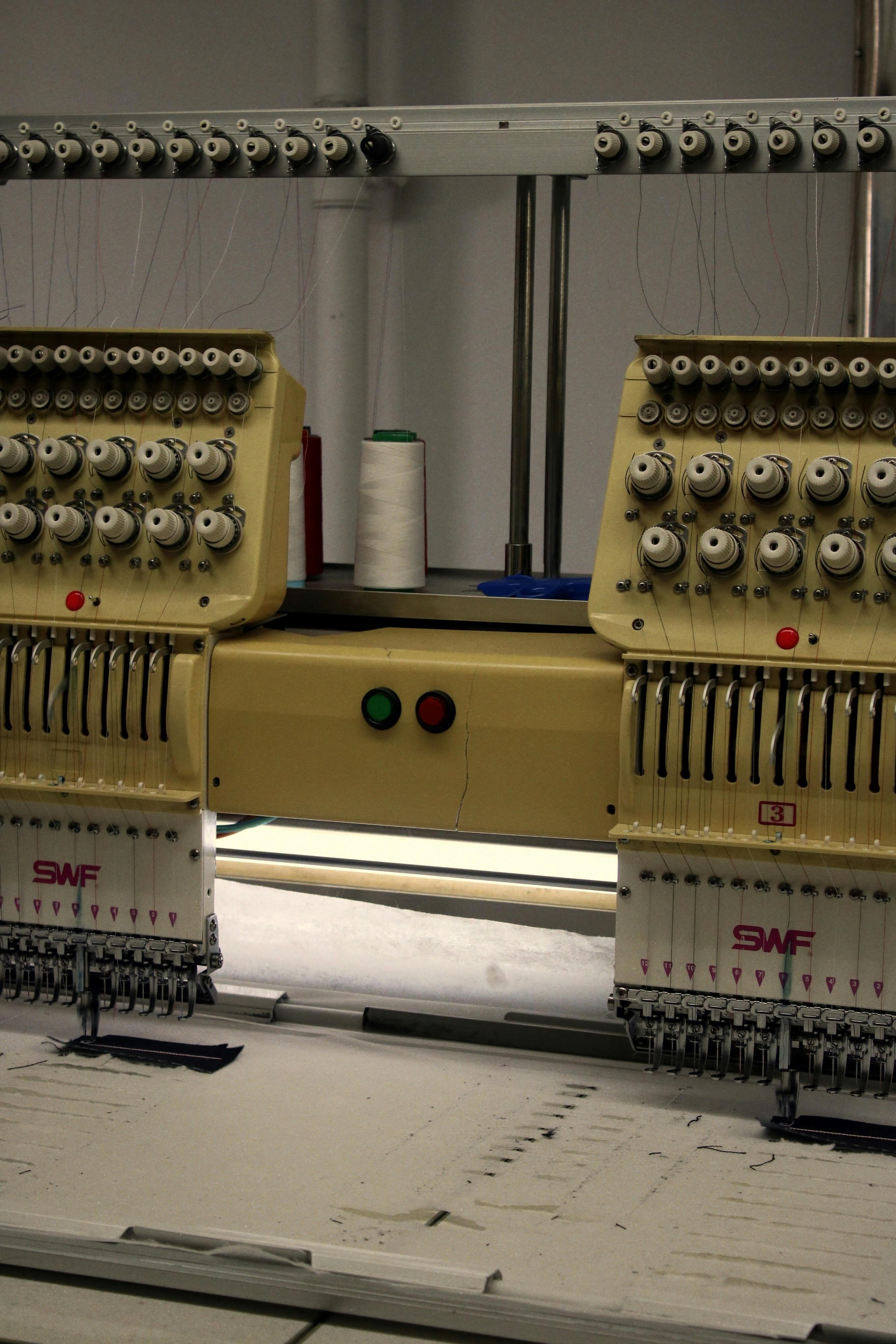 2656x3984  Бесплатные стоковые фото на тему мужчина перед монитором