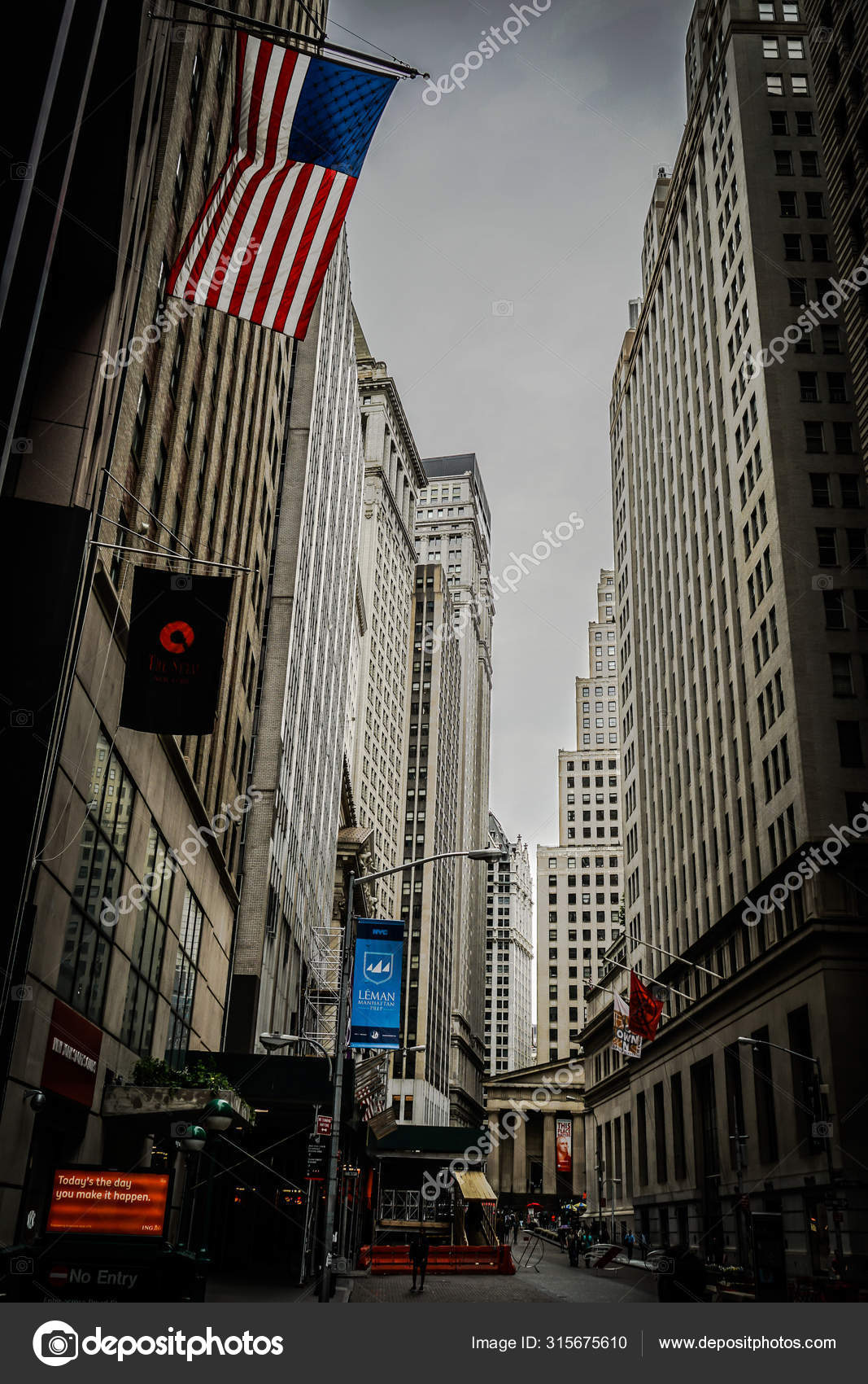 1067x1700  Нью-Йорк Уолл-стрит со звездами и полосками – Стоковое редакционное фото © kanzilyou #315675610