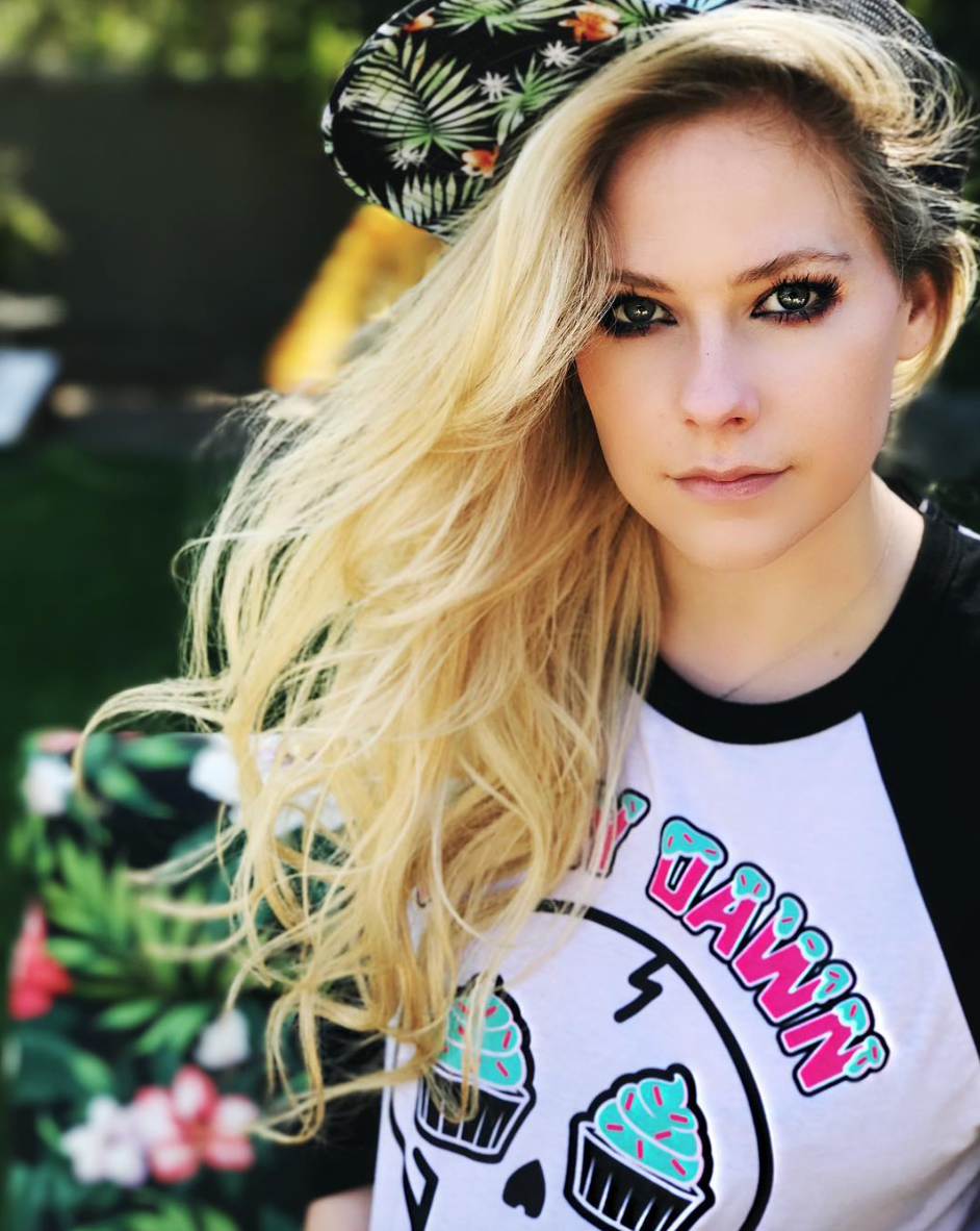 942x1182  СМИ: Аврил Лавин умерла 10 лет назад, а ее заменил двойник | WMJ.ru