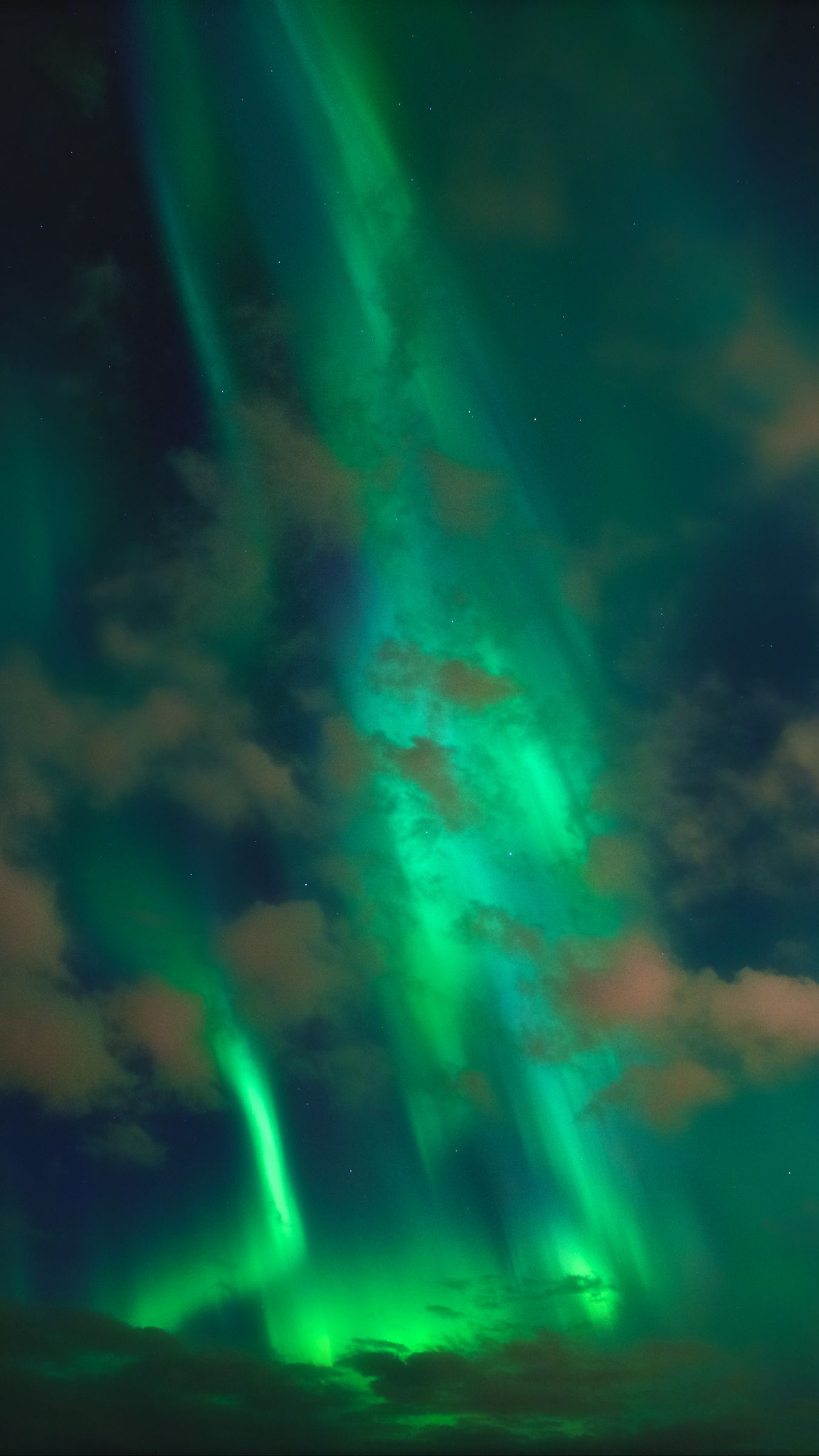 1350x2400  Скачать 1350x2400 северное сияние, аврора, облака, ночь, небо обои,  картинки iphone 8+/7+/6s+/6+ for parallax