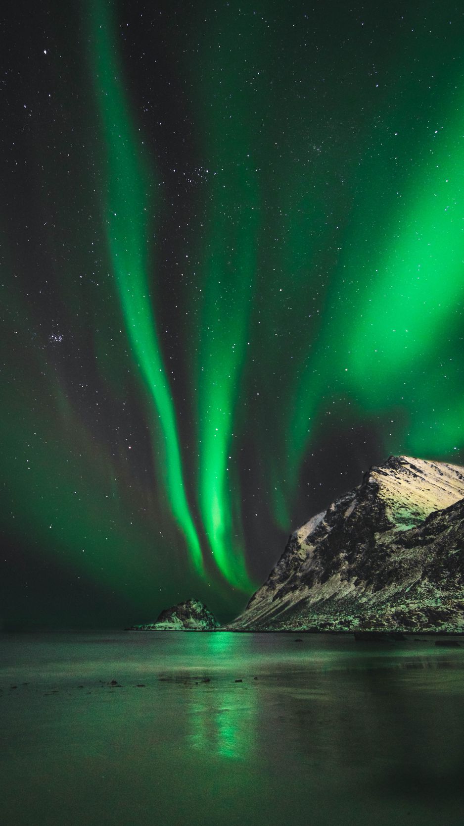 938x1668  Скачать 938x1668 северное сияние, аврора, гора, снег, лед, норвегия обои,  картинки iphone 8/7/6s/6 for parallax
