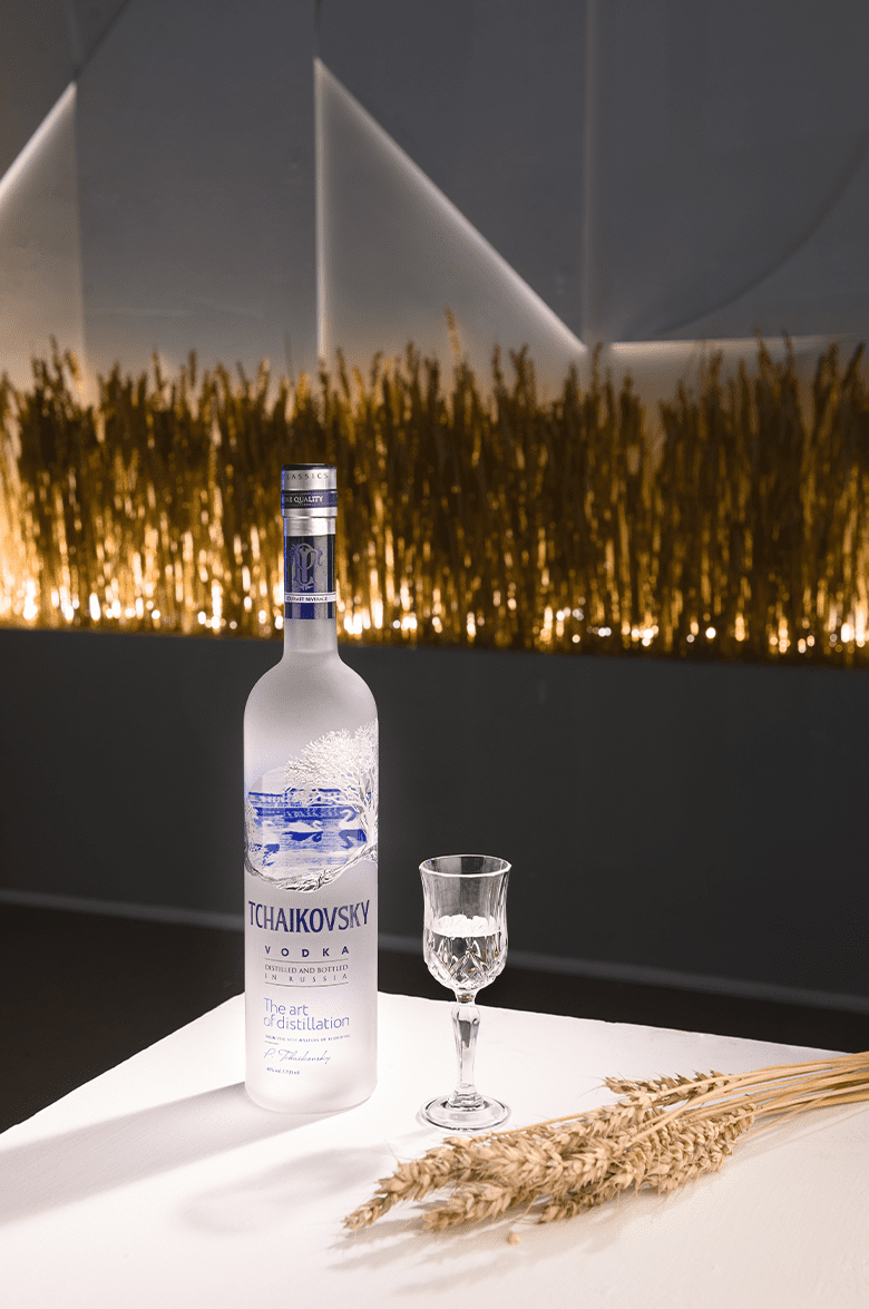 780x1175  Водка Tchaikovsky (gift set premium collection) 0.7 л (Чайковский в  подарочном наборе премиум коллекшн), купить в магазине в Сочи - цена, отзывы