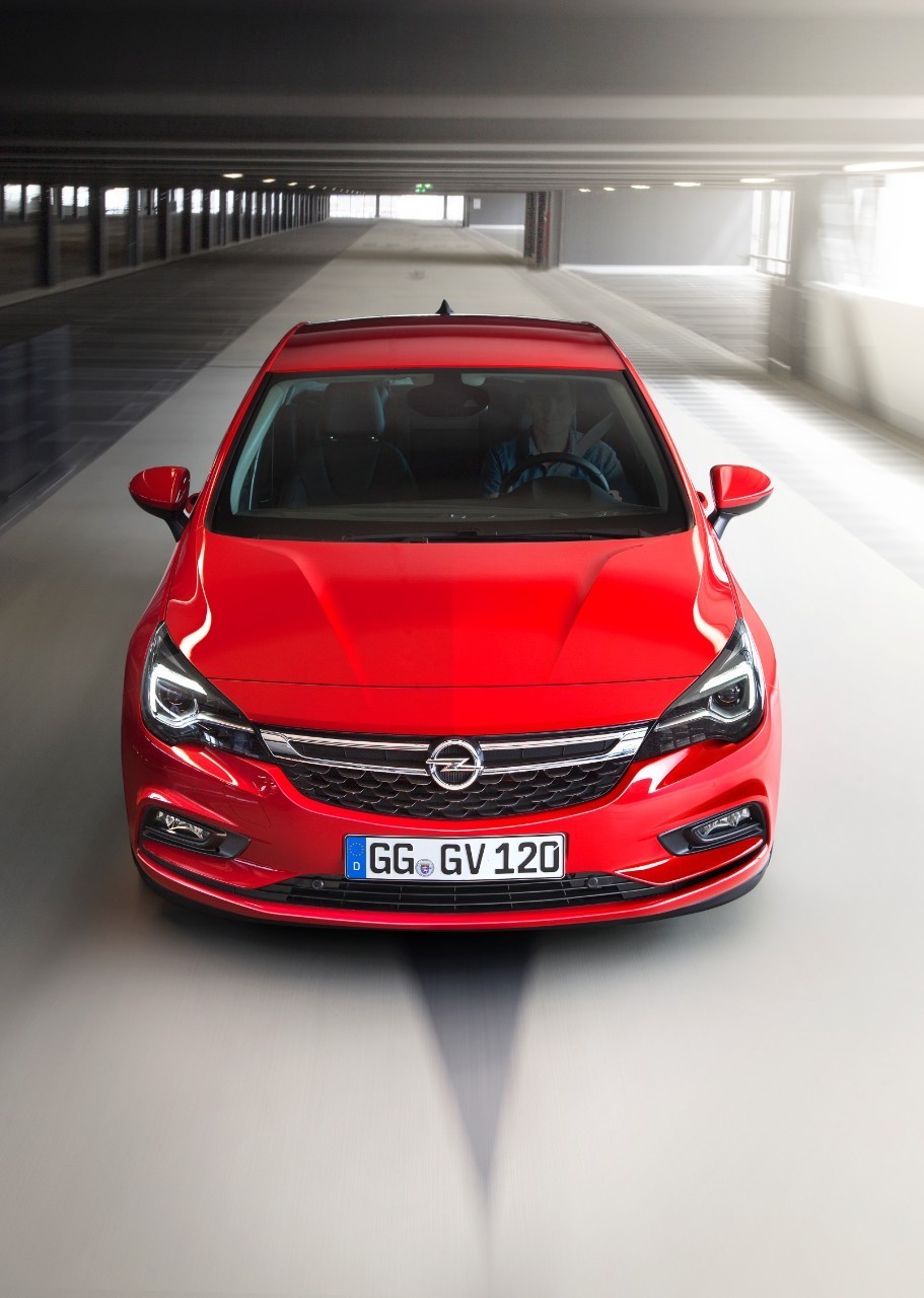 911x1280  Официально: Opel Astra K получил обогрев второго ряда сидений и большой  список систем безопасности