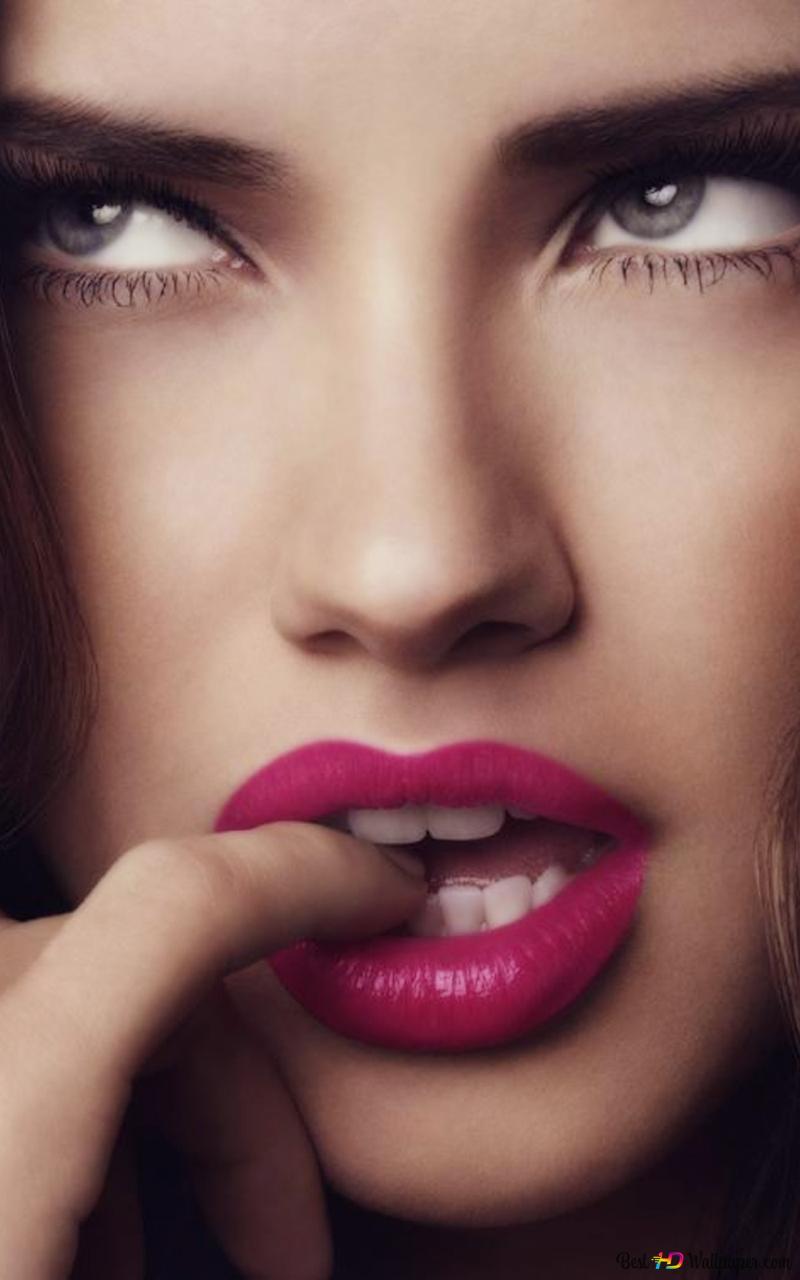 800x1280  Адриана Лима мизинец между ее розовыми губами 2K загрузка обоев