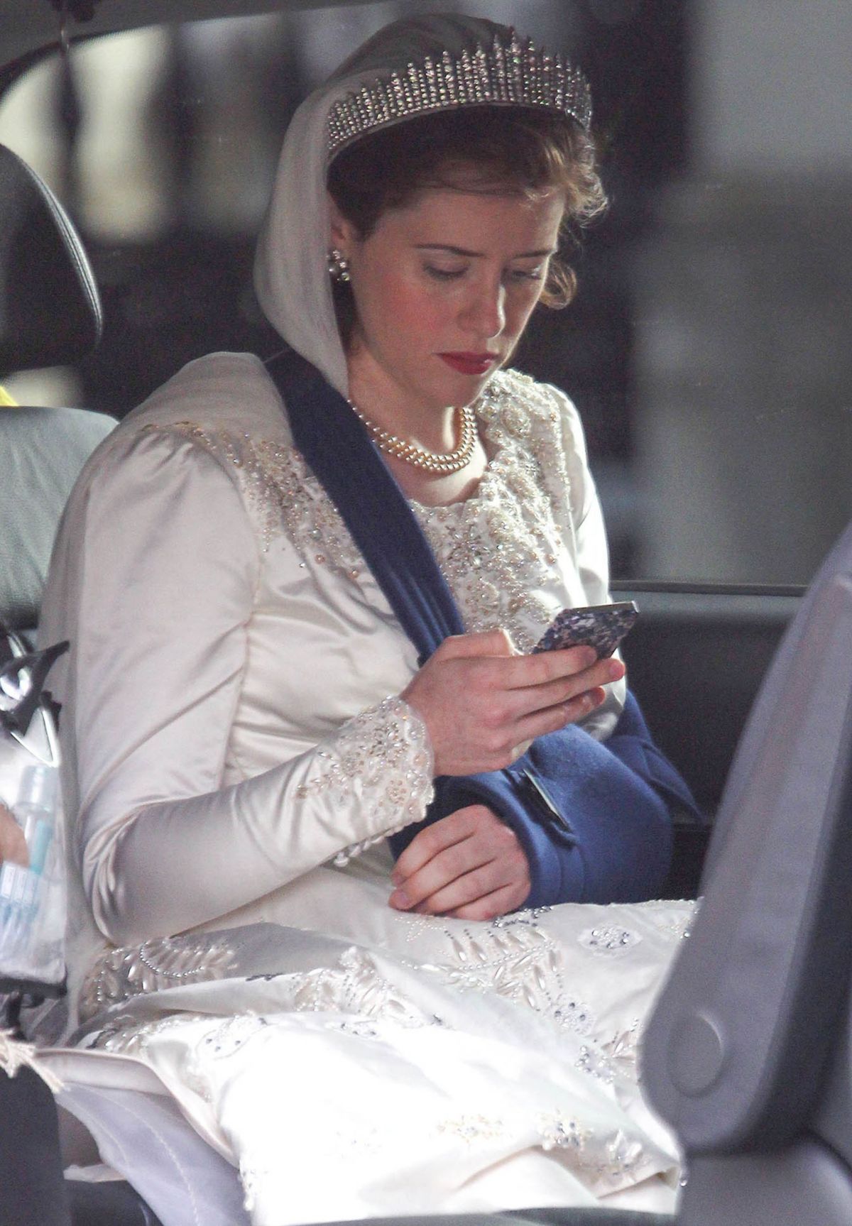 1200x1727  CLAIRE FOY был ранен на съемочной площадке The Crown в Англии 15/11/2015 - HawtCelebs