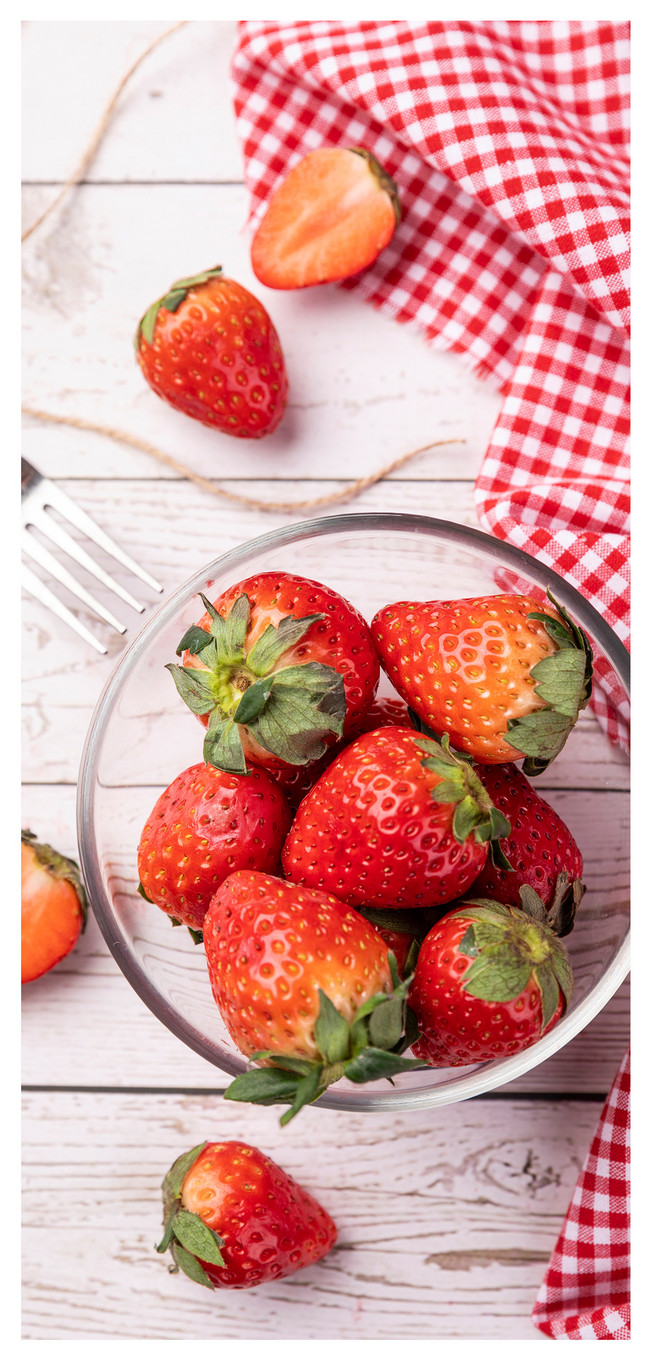 650x1361 Fresh Fruit Strawberry On Ground Скачать бесплатно обои для телефона