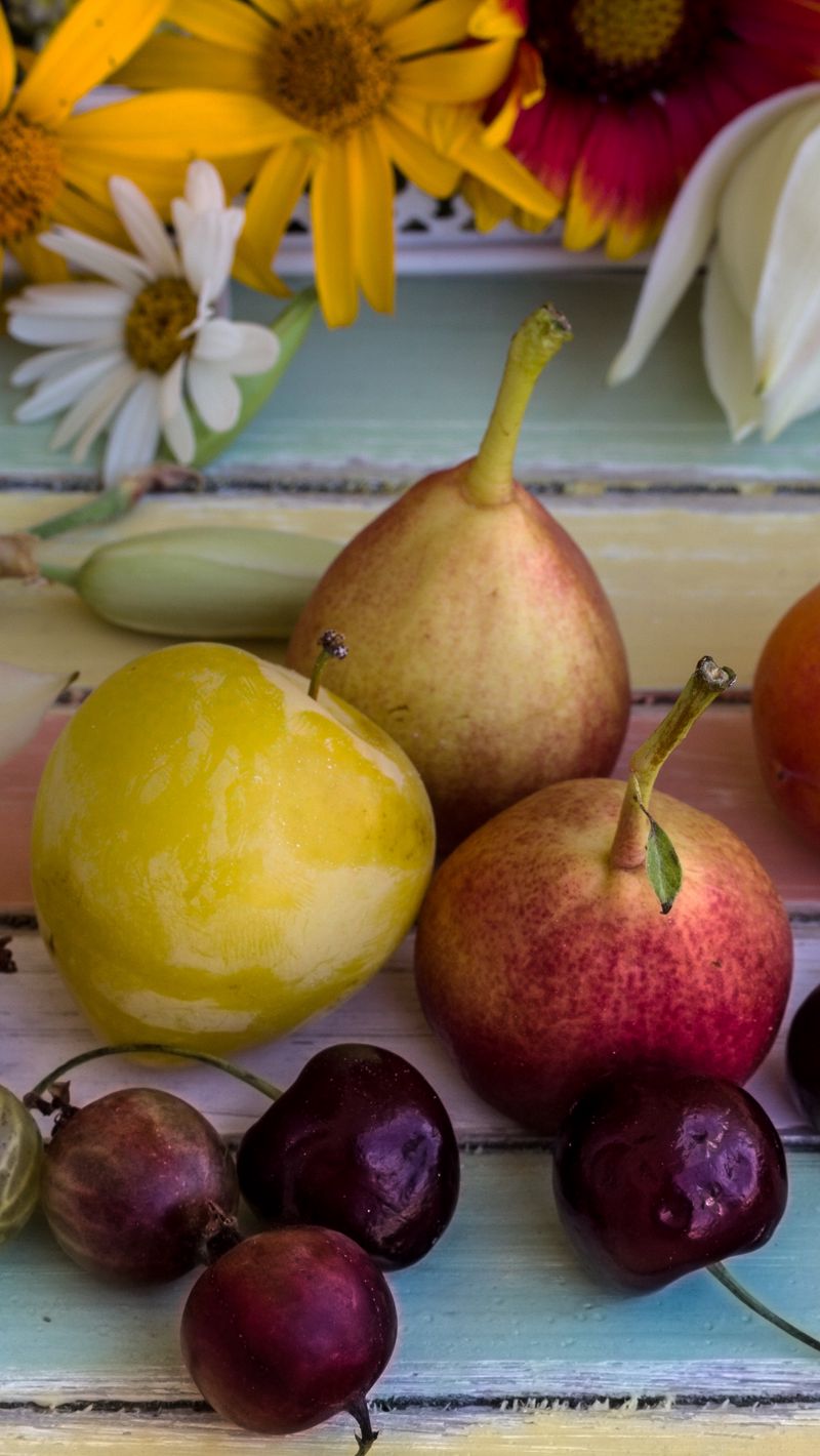 800x1420   Скачать обои 800x1420 фрукты груша цветы крыжовника iphone se / 5s / 5c / 5 на параллакс hd background