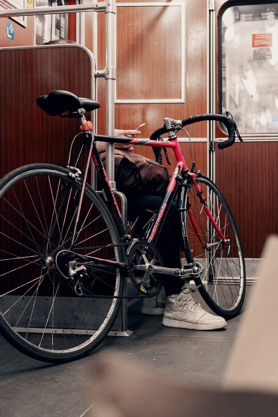 910x1365 HD обои: черно-красный шоссейный велосипед в поезде, обувь, телефон, коммутируют | Wallpaper Flare