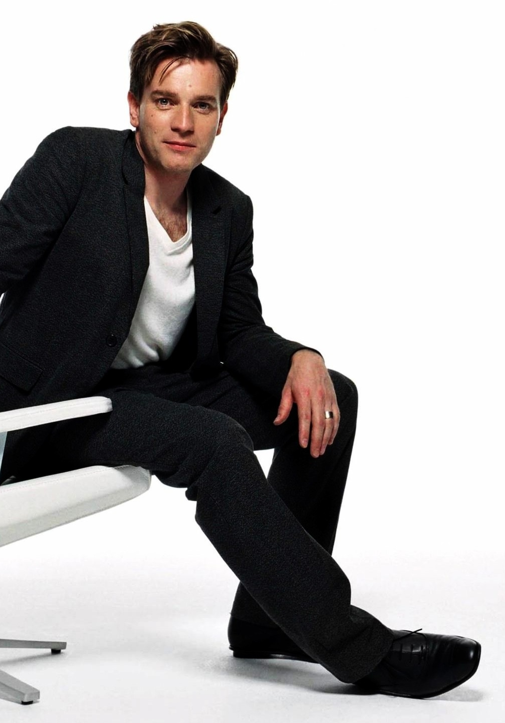 1668x2388  More Beautiful Ewan Mcgregor Wallpaper - 812x1024 Обои - teahub.io 