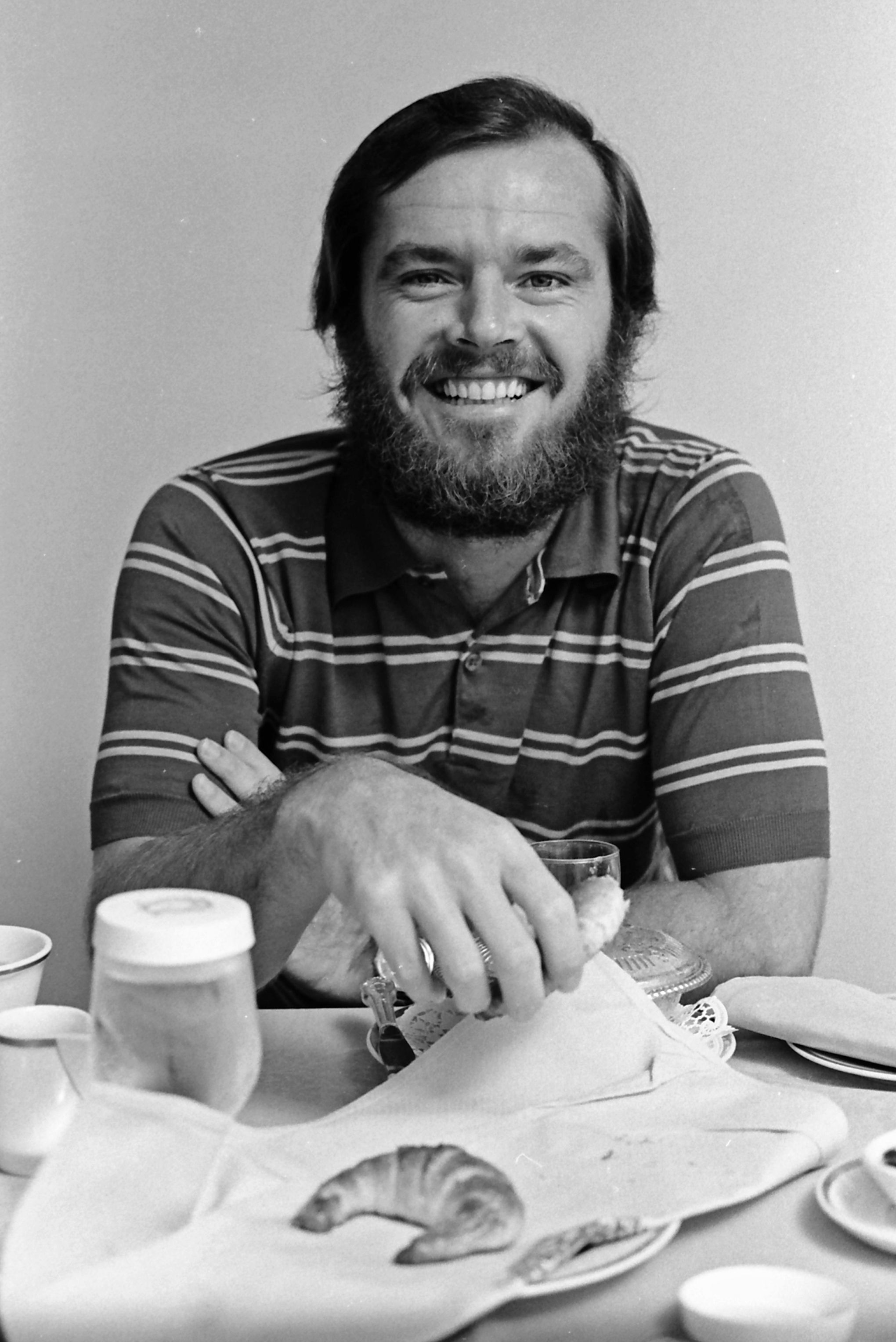 2040x3053   сияющий Джек Николсон 1677x2374 обои высокого качества 