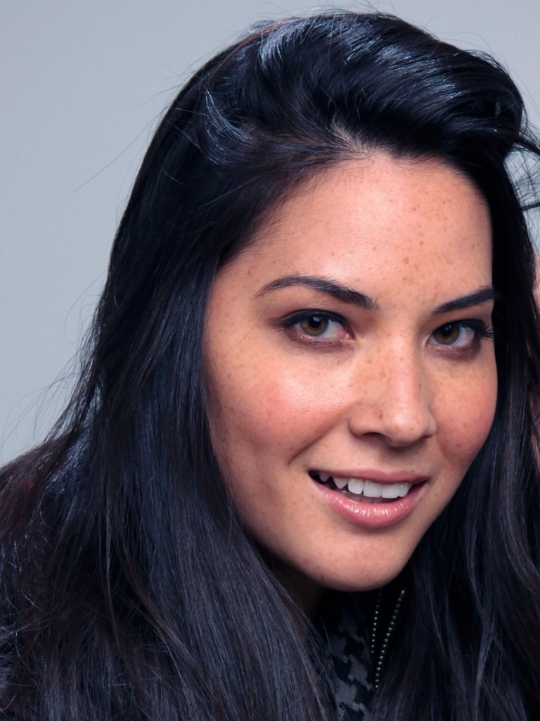 768x1024  Olivia Munn Черная рубашка Black Phone Фотография от Bartie-24 | Поклонники teilen Deutschland Bilder