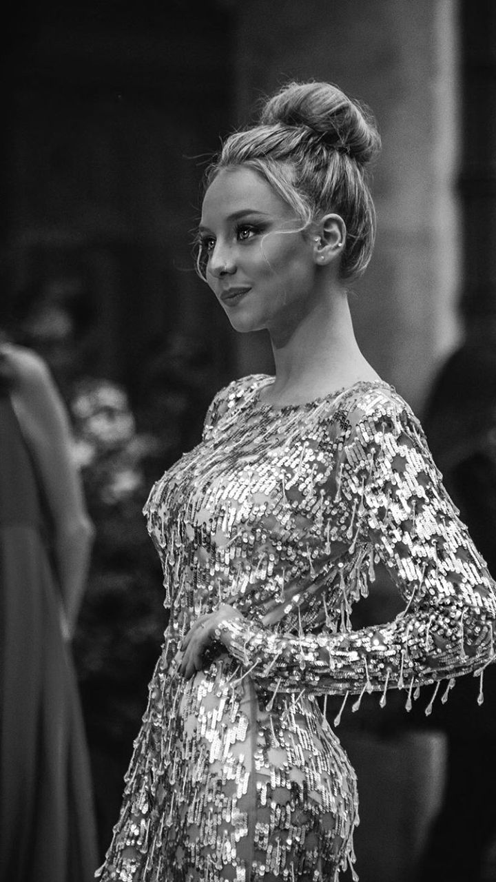 720x1280  Ester Expósito обои - Обои Cave