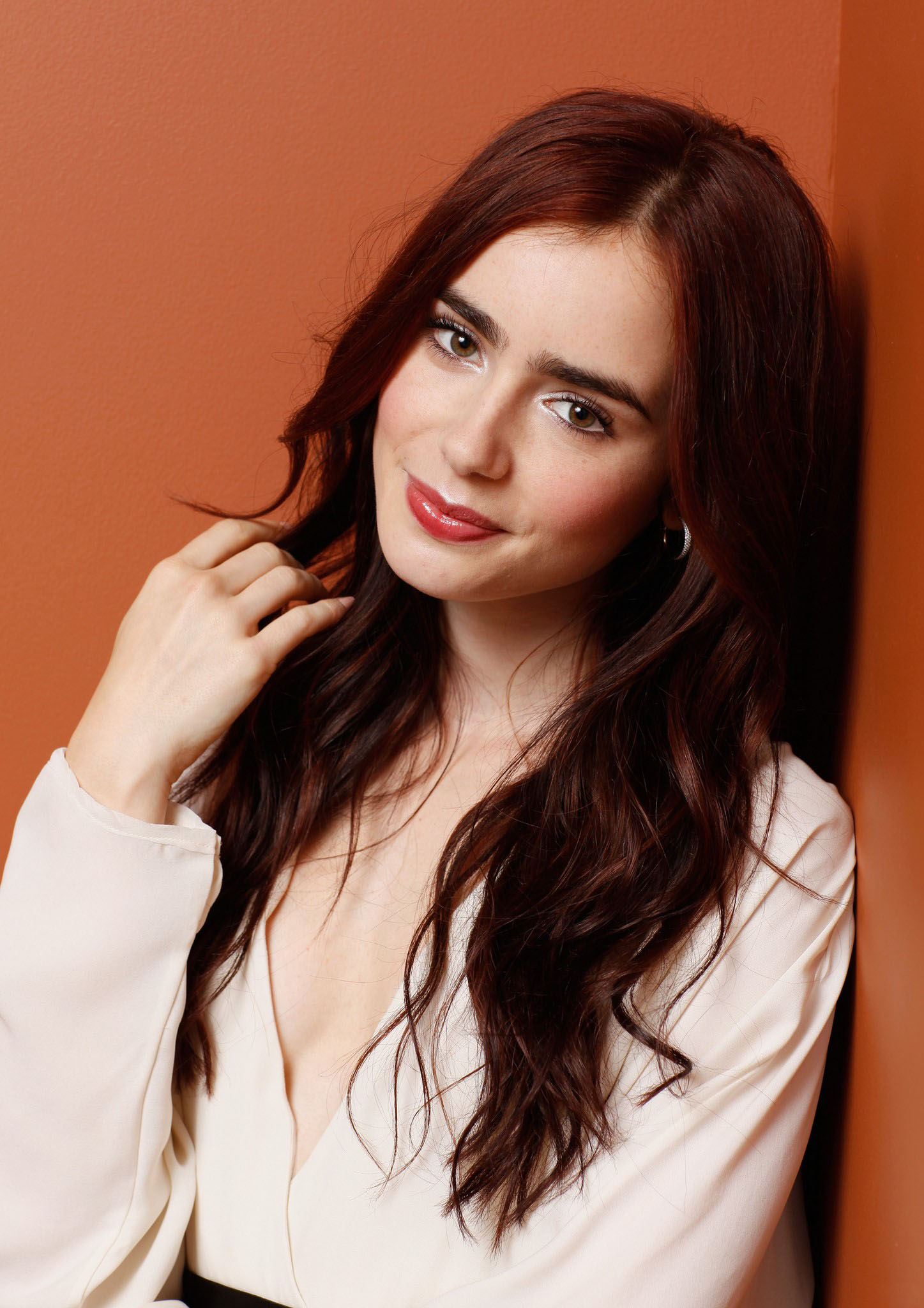 1447x2048   Lily Collins фото 1577 из 2149 фото обои - фото # 1004071 - ThePlace2 