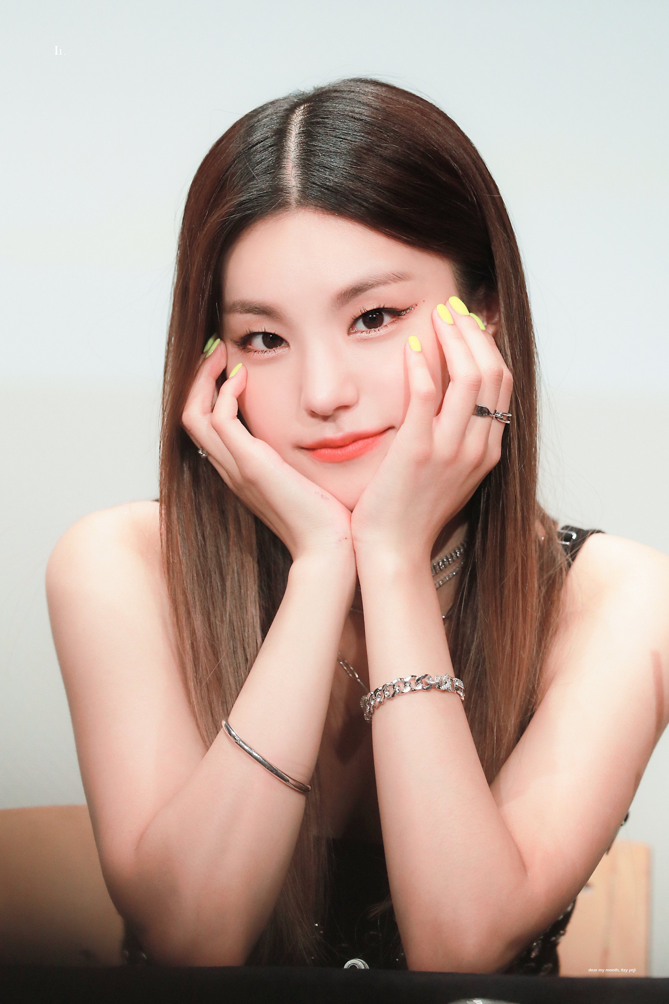 2731x4096  Hwang Yeji Wallpapers - Wallpaper Cave