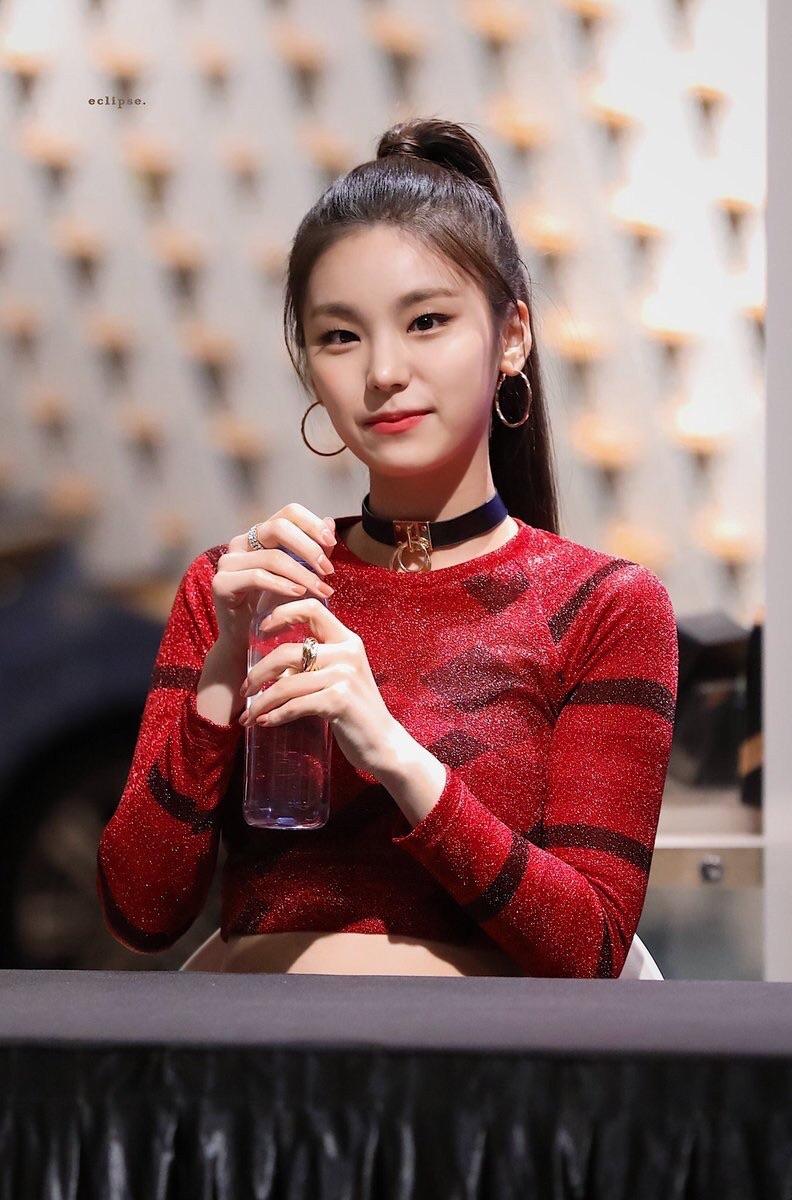 792x1200  Picture of Hwang Yeji