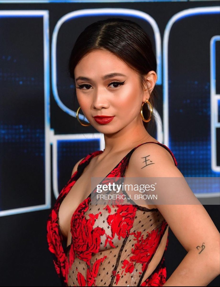 920x1200  NIKI в Instagram: «Кто-нибудь, имеющий право, хотел бы 2 thread my brows