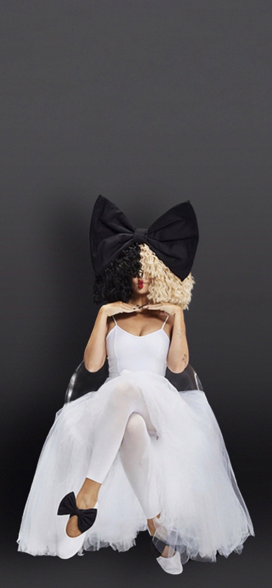 946x2048   Sia Furler Photos в Twitter: \ Новые обои Sia! Тот, что справа, для iPhone X или новее. @ SiaWallpaper… \ 