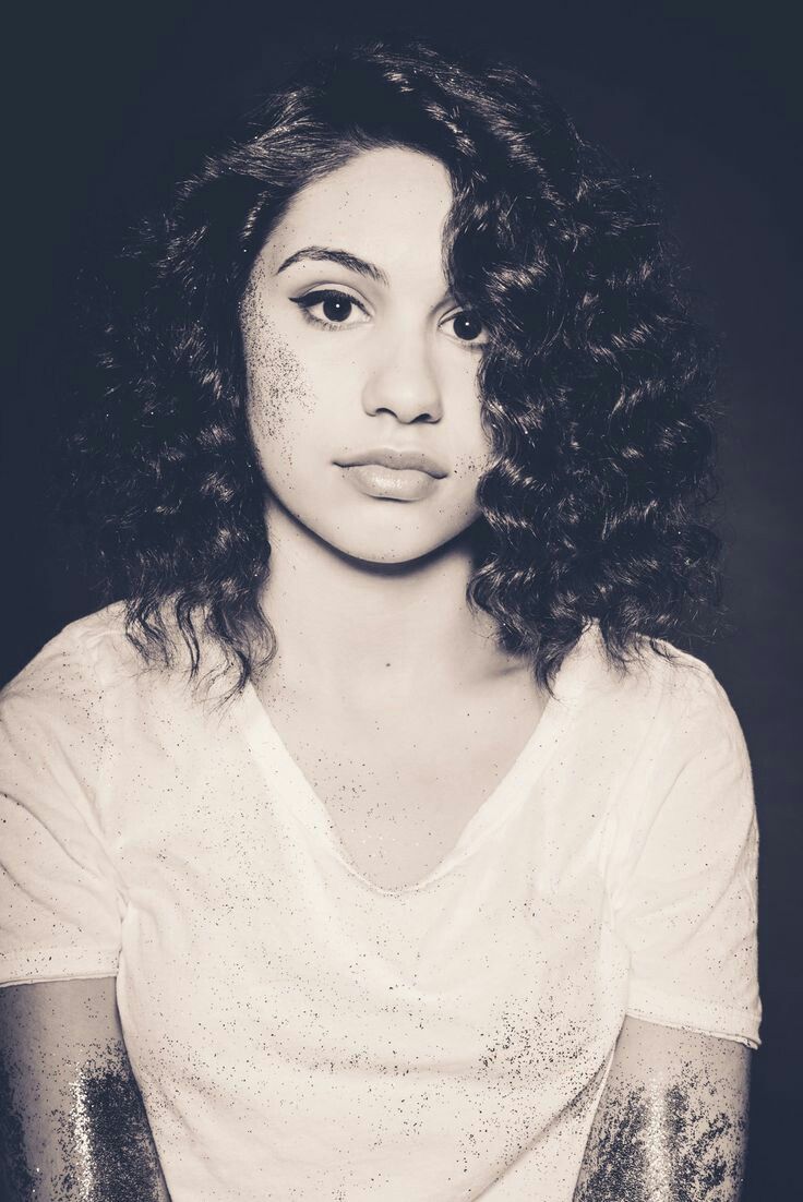 736x1102  Alessia Cara Wallpapers - Лучшие бесплатные фоны Alessia Cara - WallpaperAccess