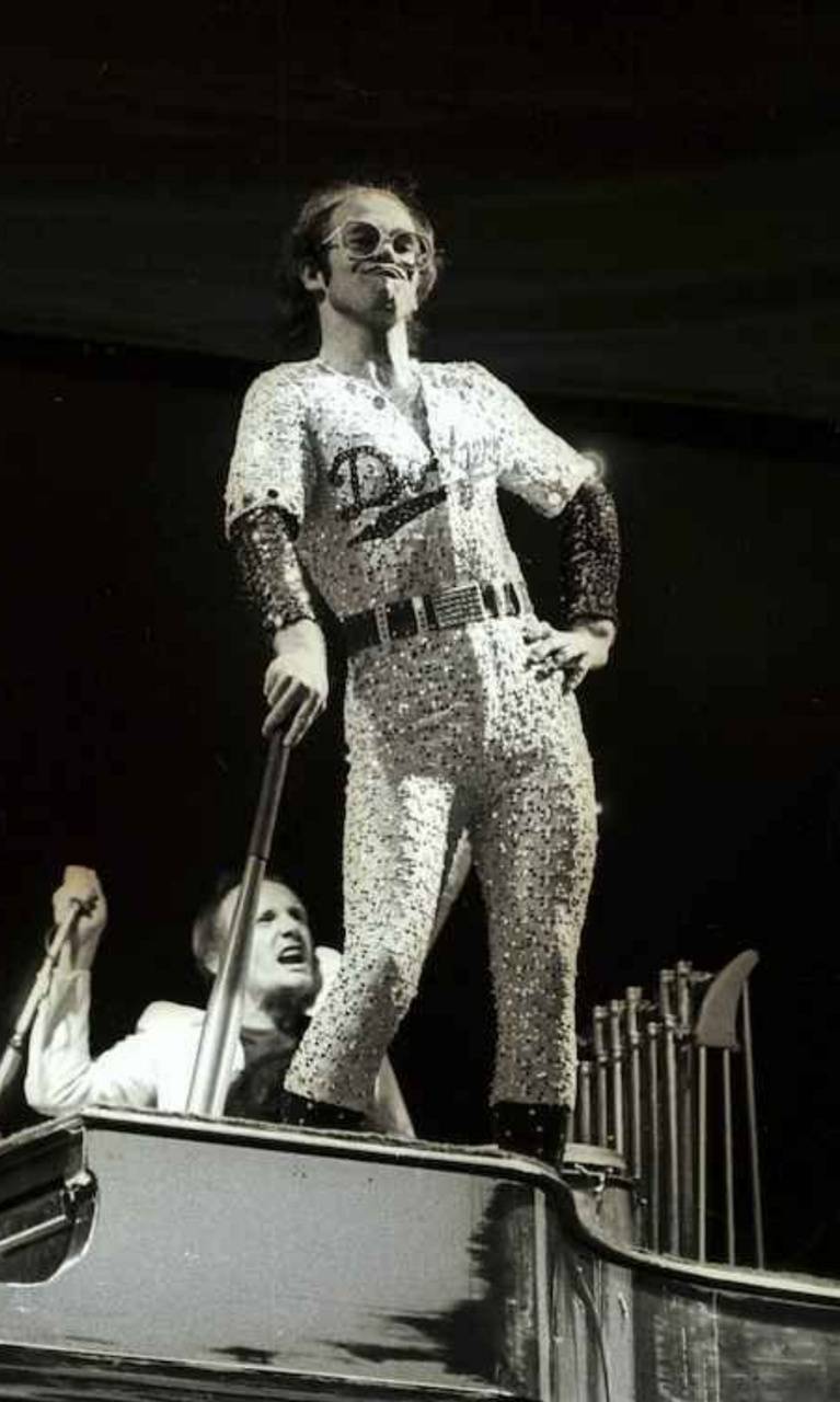 767x1280  Rocketman (2019) Обои для телефона | Moviemania | Постеры фильмов минимализм Кадры из фильма Ракетман 