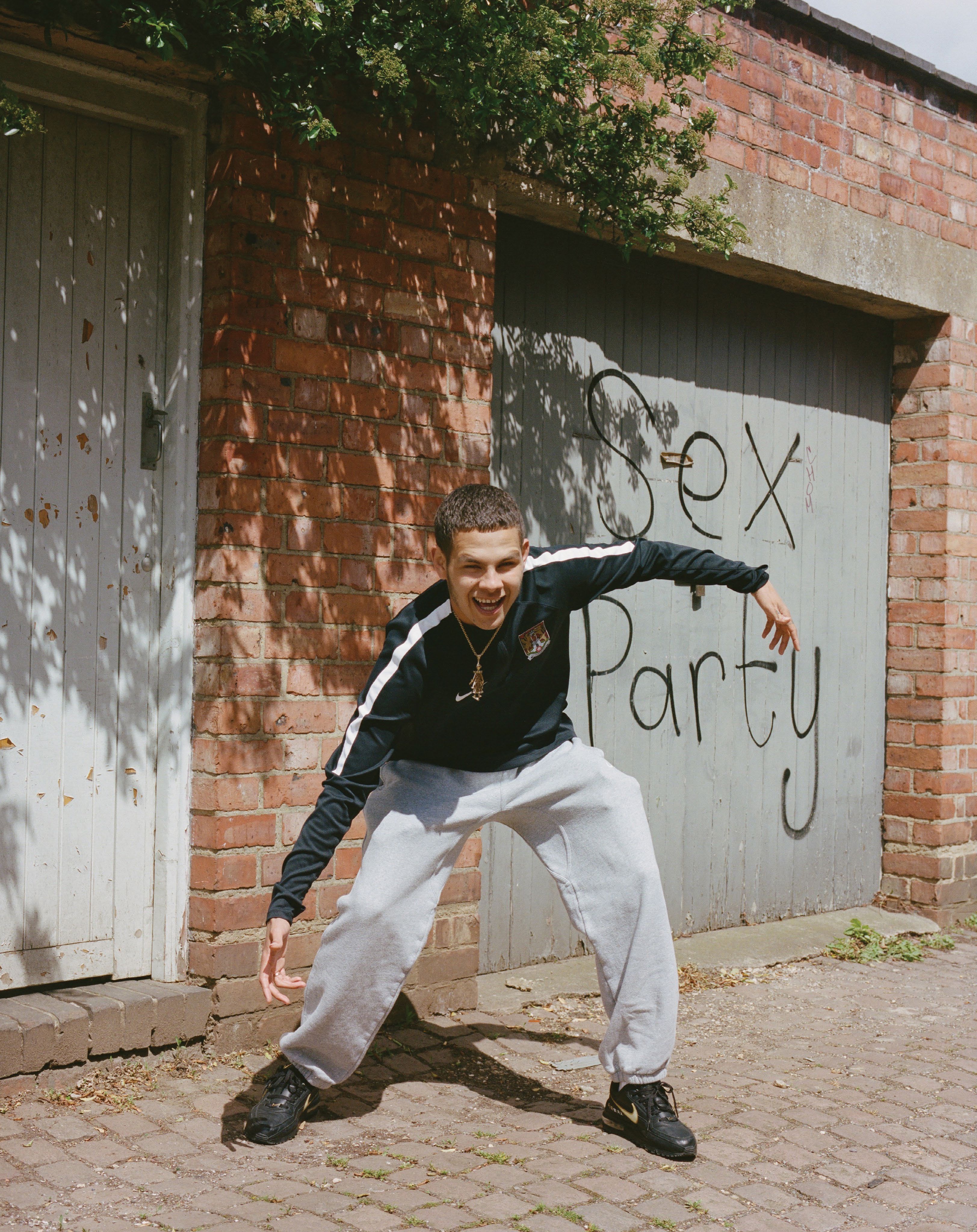 3247x4096  Slow Cave