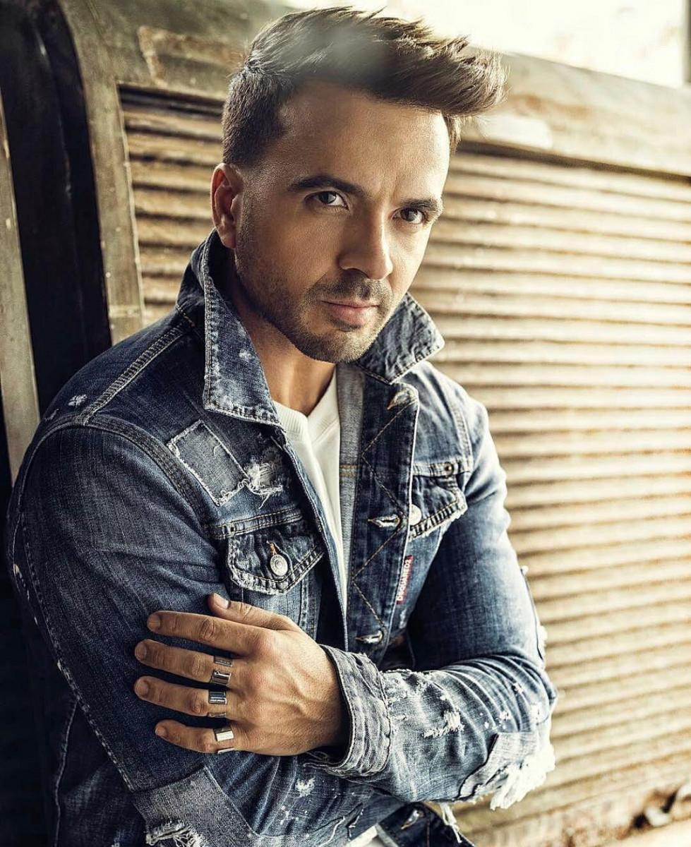 979x1200  Luis Fonsi Wallpapers - Лучшие бесплатные фоны Луиса Фонси - WallpaperAccess