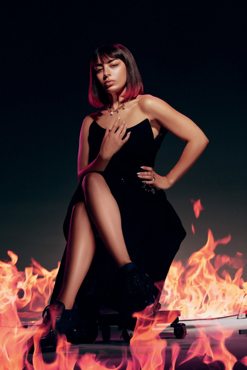 800x1200  Charli XCX фото 334 из 364 обоев - фото # 1177547 - ThePlace2 