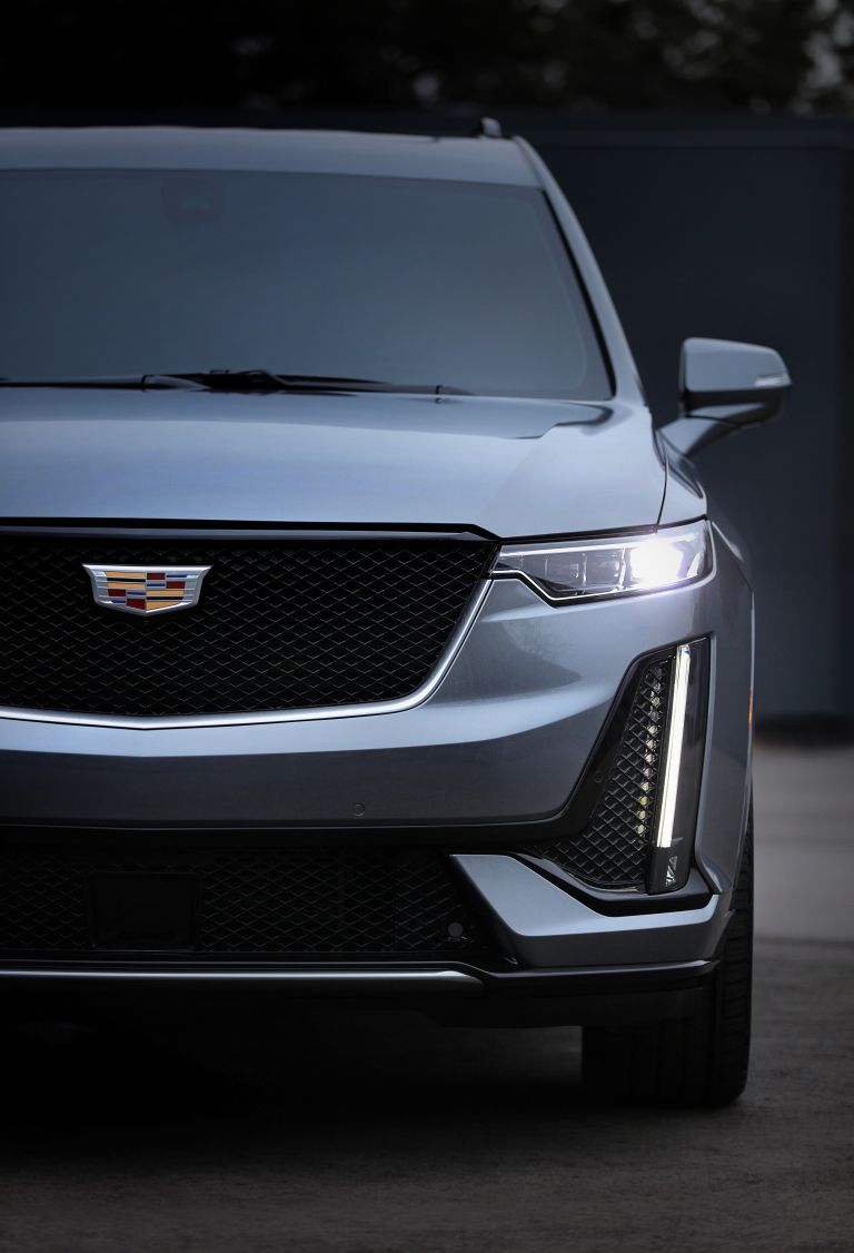 768x1126   Скачать 1080x1920 Cadillac Escalade Suv Черная стена Вид сбоку Автомобили Обои для iPhone 8 iPhone 7 Plus iPhone 6+ Sony Xperia Z HTC One - WallpaperMaiden 