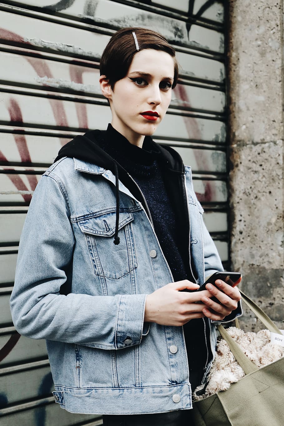 910x1365  HD Обои: женщина в синей джинсовой куртке держит телефон в одежде | Wallpaper Flare