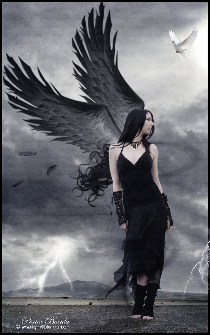 Девушка с черными крыльями