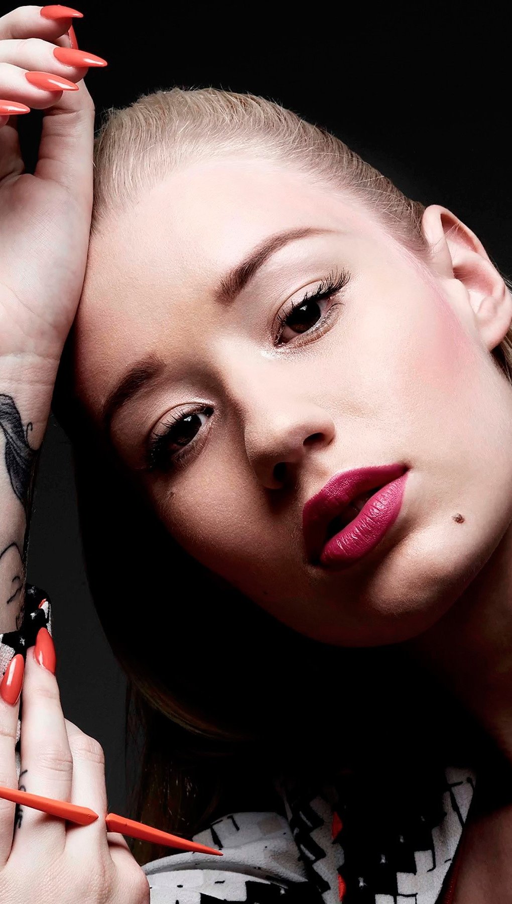 1020x1800   Leaning On Blue Wall знаменитость Мобильный рисунок рабочего стола Игги Азалия фото по Минерве | Загрузка изображений изображения 