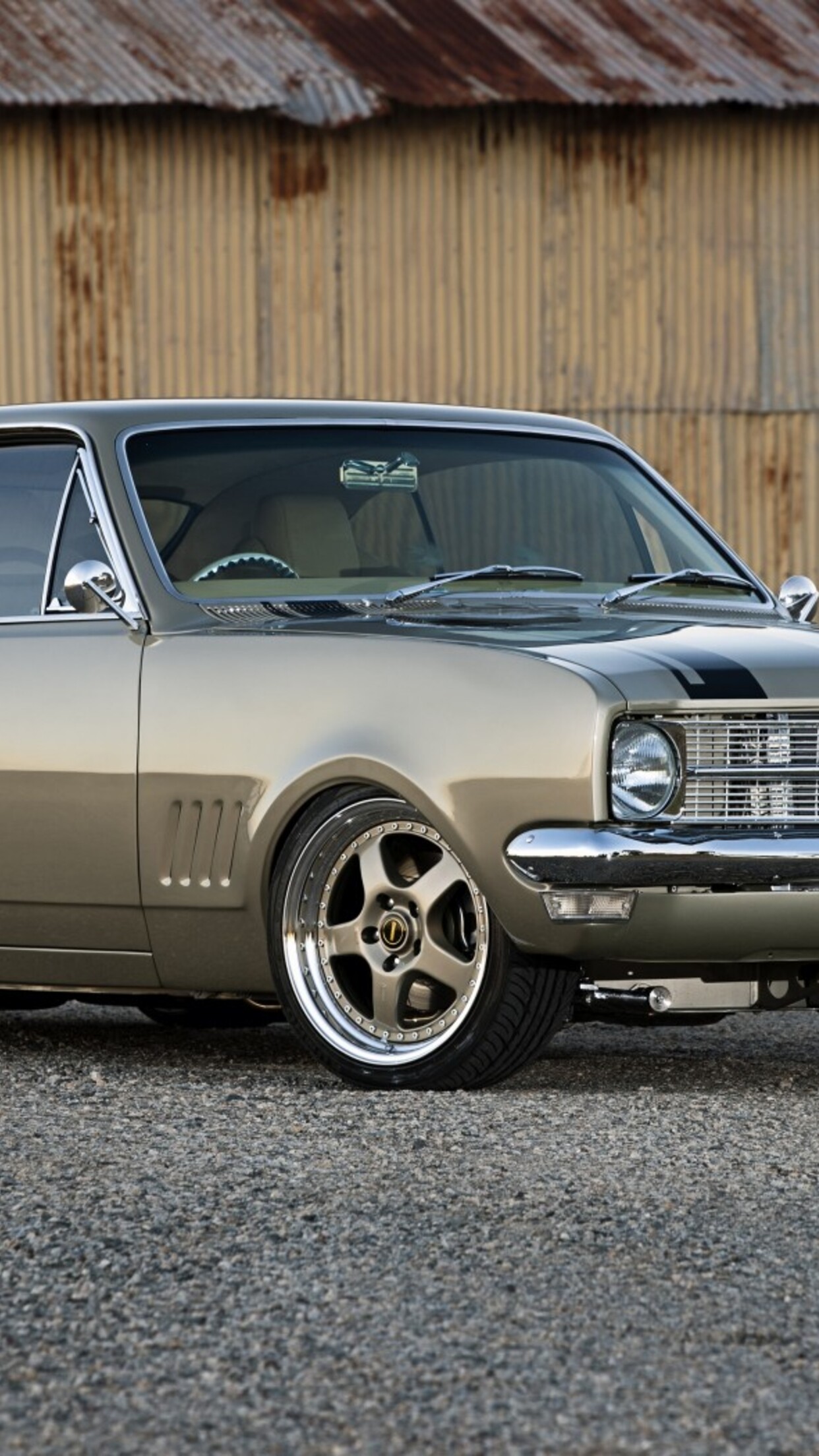 1242x2208   Холден Монаро за гаражом