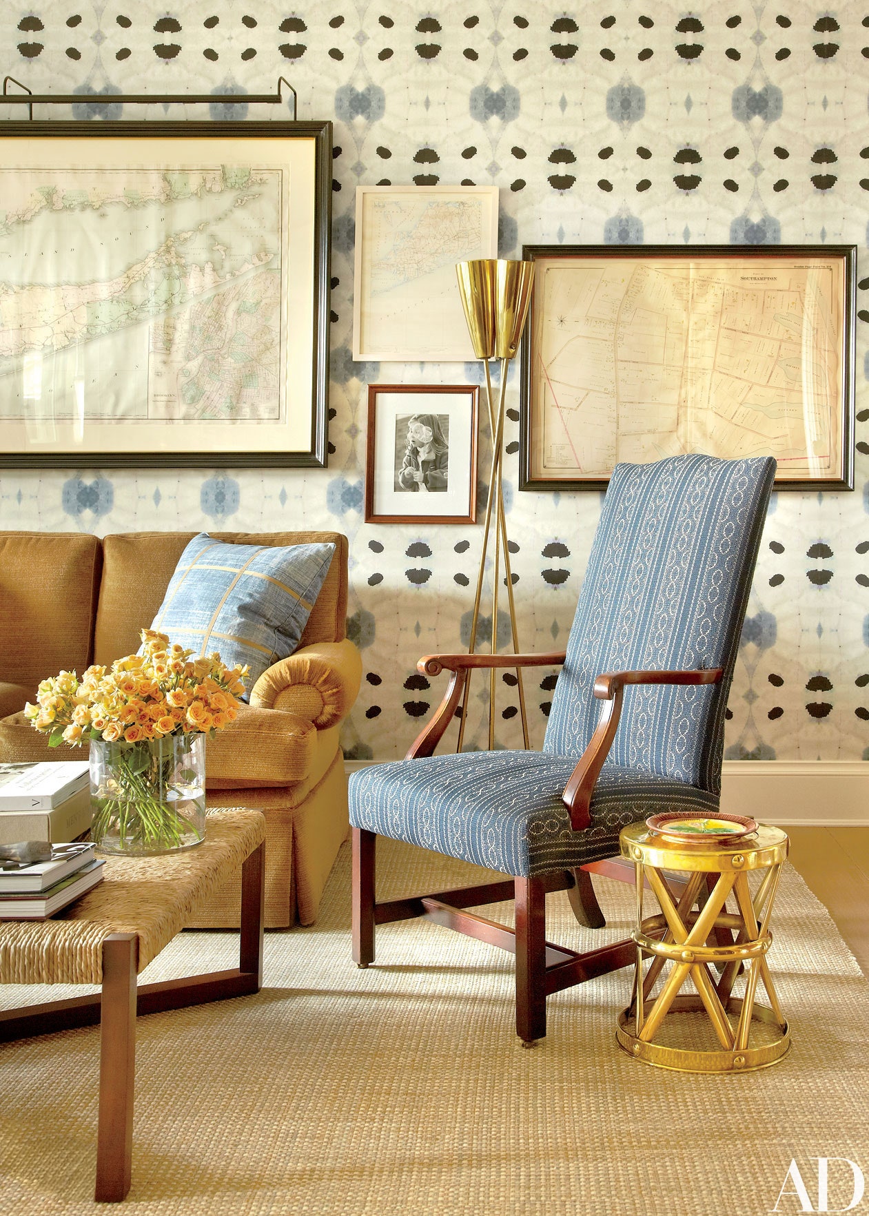 1261x1765   ретро телефон на столе на фоне обоев старинные копии на белом фоне Фотография картинки, изображения и сток-фотография без роялти. Изображение 55487868 .