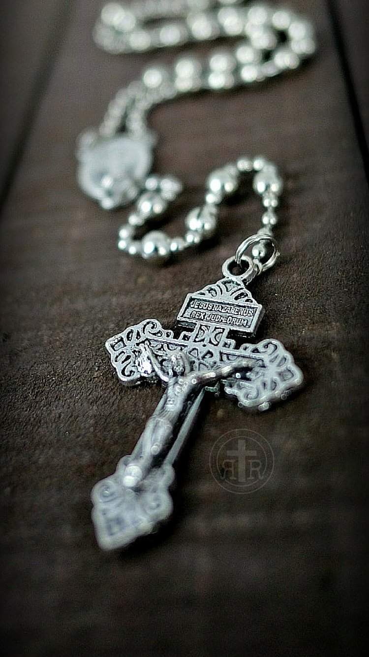 Четки на телефон. Четки с крестом в руках. Rosary. Ювелирное украшение для верующих.