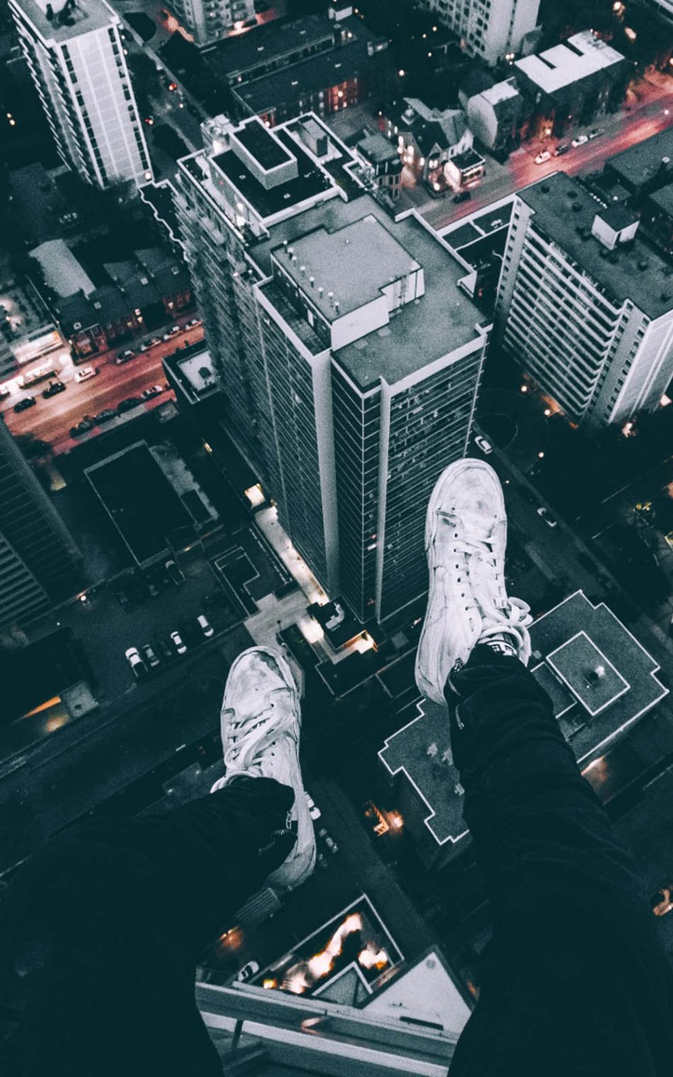 950x1520  Skyscrapers Roof White Shoes Hd Mobile Wallpaper - Обувь Обои Iphone - Обои 950x1520 - teahub.io 